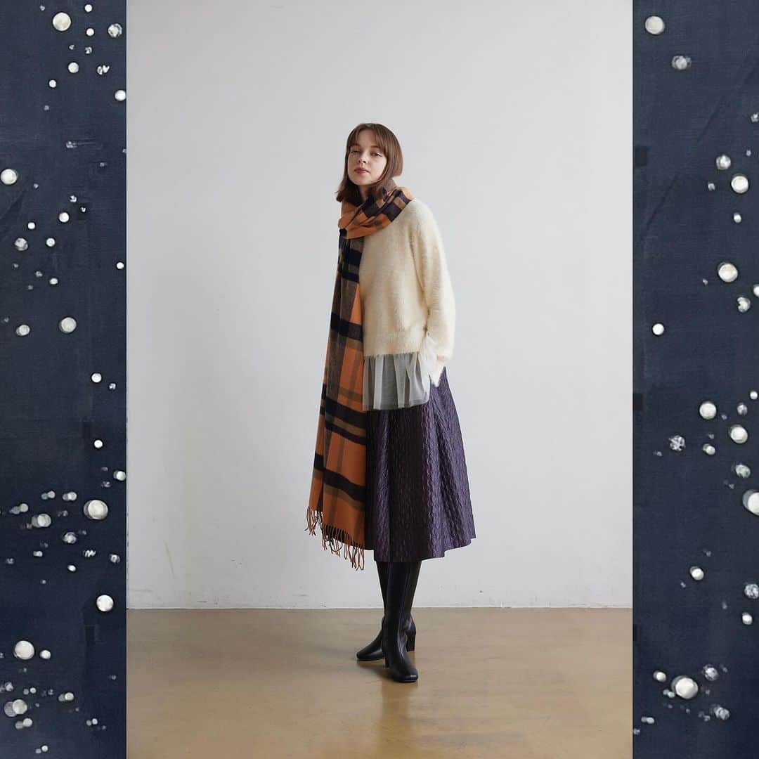 kumikyokuさんのインスタグラム写真 - (kumikyokuInstagram)「【2023 Autumn Winter SEASON LOOK】vol.4  ✧  大胆なストールでメリハリのあるスタイリングを  ✧  ちなみにですが、 こちらのストールも 柔らかくて肌あたりの良い風合いに仕上がってます！ 大胆な柄もウールならではのふくらみでカジュアルすぎない印象に。  #kumikyoku #組曲#オンワード #オンワードクローゼット #23aw #冬コーデ#ストール」12月7日 19時39分 - kumikyoku_jp