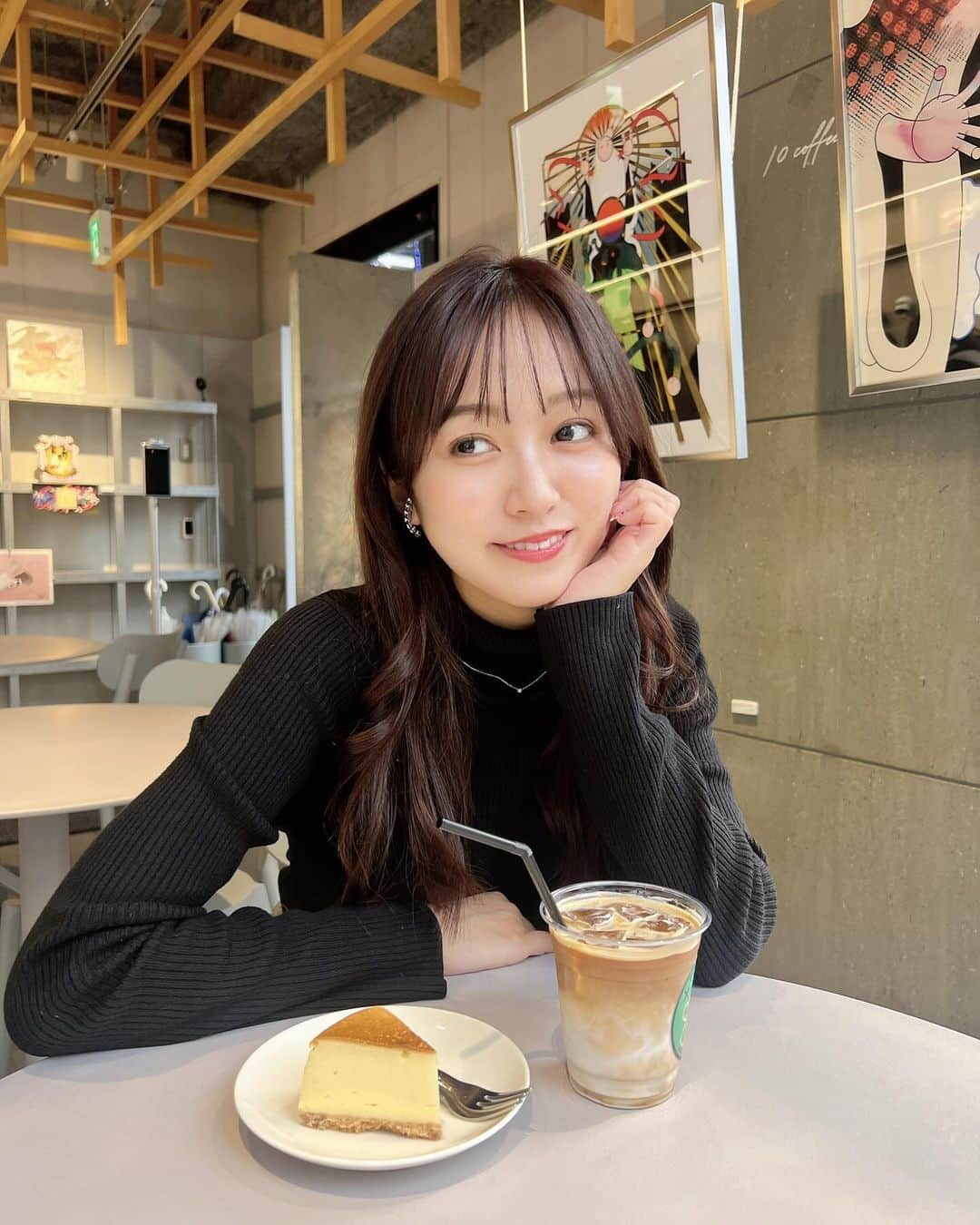 三田萌日香のインスタグラム：「. . . このチーズケーキめっちゃ美味しかった🥰  みんなは何ケーキが1番好き？ . . . . . . . #カフェ巡り #チーズケーキ #カフェラテ #dot #福岡グルメ #福岡カフェ #福岡観光 #福岡旅行 #福岡大名 #大名カフェ #大名グルメ #タートルネック #タートルネックコーデ #japaneseidol #japanesegirl #idol #girl #アイオケ #アイドル #fff #fypシ」