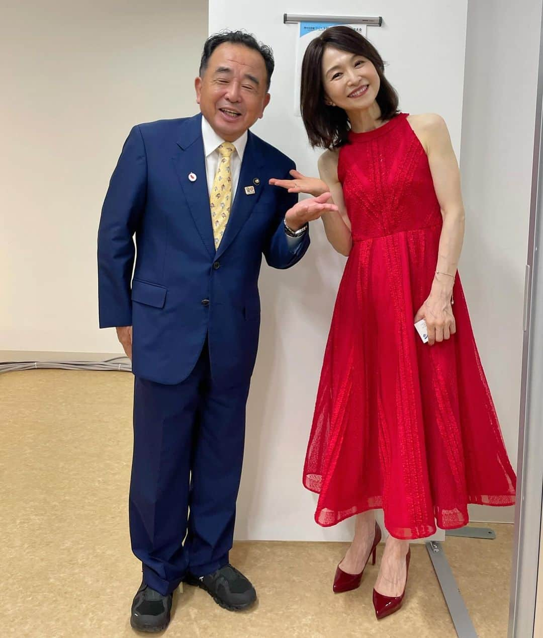 辛島美登里さんのインスタグラム写真 - (辛島美登里Instagram)「#南さつま市 山野井さんのレトルトカレー。希少部位の国産豚カシラ肉入り🐷忙しい年の瀬ほんと助かります〜🍛😋 南さつま市長の本坊さんと（国体歌唱後）。ほんとにお久しぶりでしたが、キュートな優しい笑顔は健在でした🥰 インスタにだけ、そのキュートっぷりな市長さん写真プラスです😉 #南さつま市」12月7日 19時40分 - midorikarashima