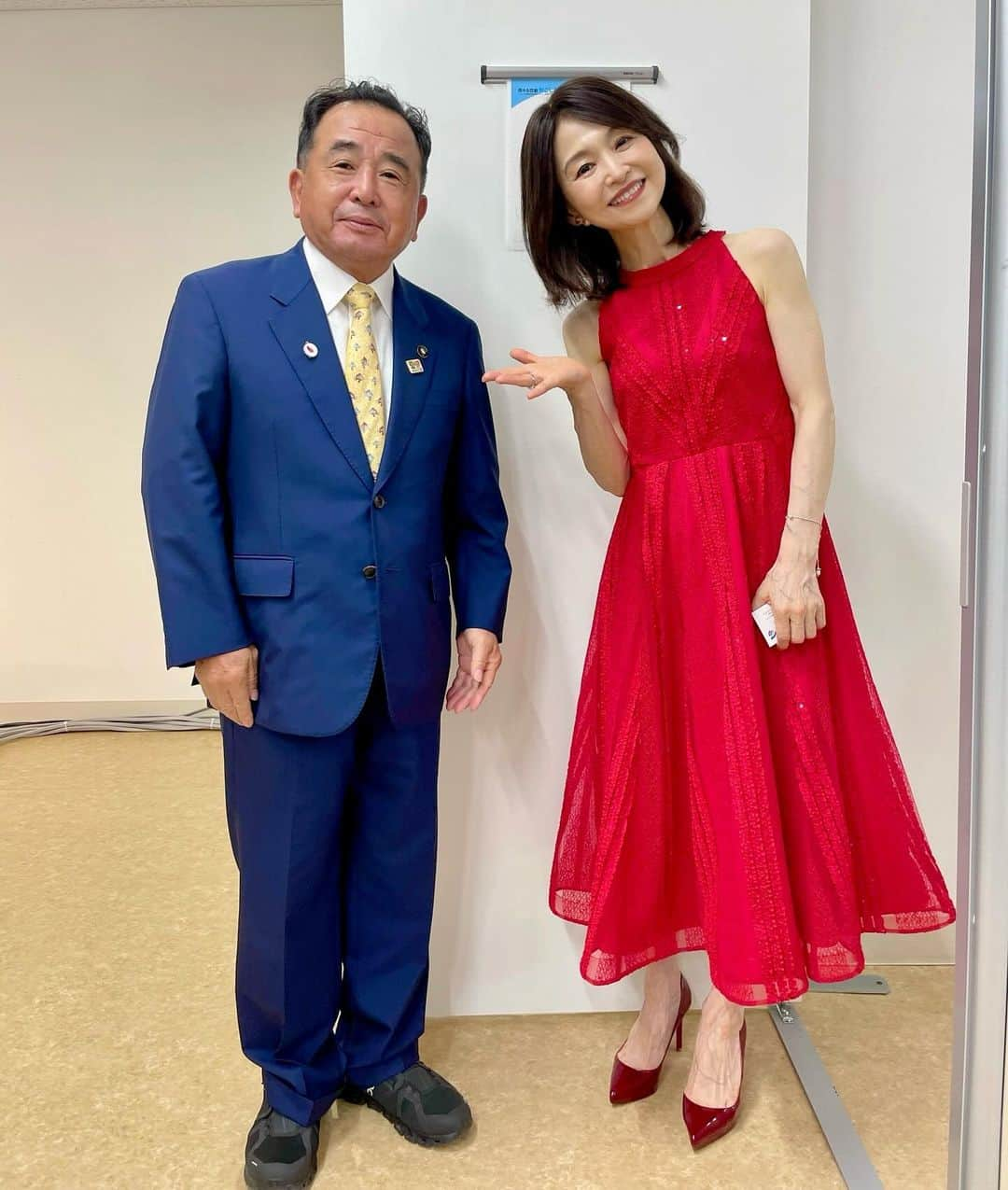 辛島美登里さんのインスタグラム写真 - (辛島美登里Instagram)「#南さつま市 山野井さんのレトルトカレー。希少部位の国産豚カシラ肉入り🐷忙しい年の瀬ほんと助かります〜🍛😋 南さつま市長の本坊さんと（国体歌唱後）。ほんとにお久しぶりでしたが、キュートな優しい笑顔は健在でした🥰 インスタにだけ、そのキュートっぷりな市長さん写真プラスです😉 #南さつま市」12月7日 19時40分 - midorikarashima