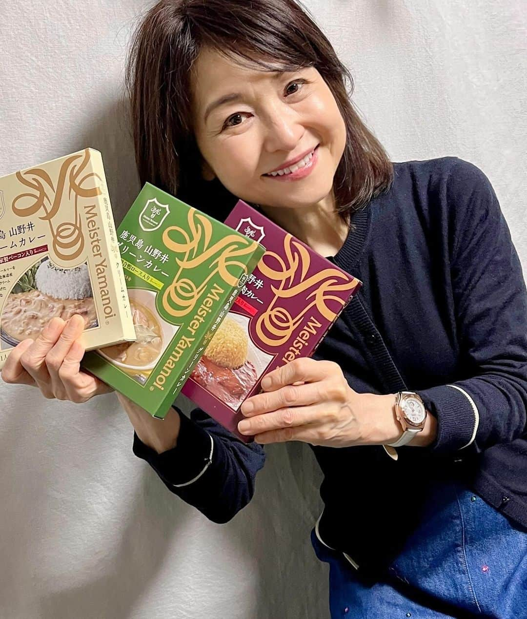 辛島美登里のインスタグラム：「#南さつま市 山野井さんのレトルトカレー。希少部位の国産豚カシラ肉入り🐷忙しい年の瀬ほんと助かります〜🍛😋 南さつま市長の本坊さんと（国体歌唱後）。ほんとにお久しぶりでしたが、キュートな優しい笑顔は健在でした🥰 インスタにだけ、そのキュートっぷりな市長さん写真プラスです😉 #南さつま市」