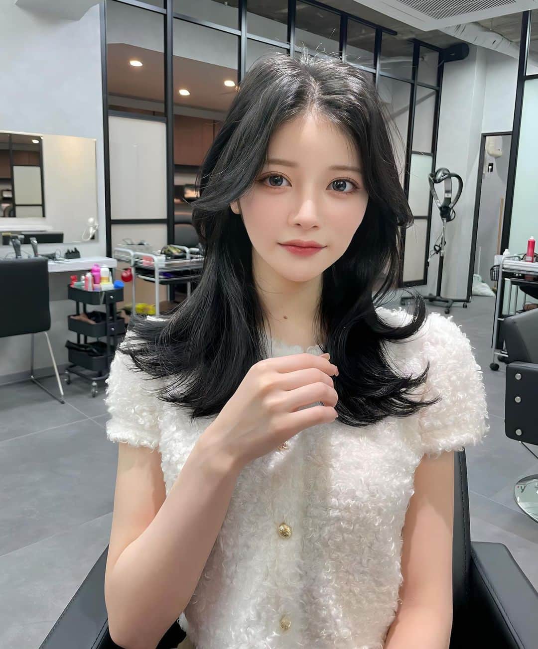 ナカシオのインスタグラム：「保存を必ずお願い致します 顔まわりのこだわりがあるので 必ず可愛くなります カウンセリングの際に 【カラー・仕上げ】僕があなたに合わせて必ず可愛くします お出かけ前に是非  #渋谷美容室 #くびれヘア#渋谷 #ワンホンヘア#顔周りカット」