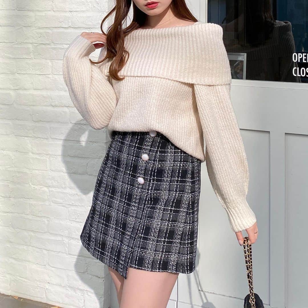 INGNI STOREさんのインスタグラム写真 - (INGNI STOREInstagram)「【 12/8(fri)19:00〜pre order start ❤︎ 】 ⁡ ⁡ ⁡ ⁡ ⁡ ingnistore,zozotownにて 12/8(fri)19:00〜先行予約スタート‼︎ ⁡ ⁡ #畦オフショルラメニット 品番:1234-900322 ¥3,960 (tax in) 4カラー ⁡ ⁡ 新作アイテムをフォロワー様に先見せ🫶🏻 ⁡ 今季大人気のオフショルニットシリーズに 可愛すぎる新作が登場♡ ⁡ 肩部分にはマチがついているので ずり落ちてしまう心配もなく インナーに困らずに着ていただけます◎ ⁡ もちもちで保温性のある柔らかい素材なので 寒い冬でも大活躍間違いなしのアイテムです🤍 ⁡ ラメ入りの素材なので より一層トレンドライクに着ていただけます。 ⁡ ⁡ ⁡  ┈┈┈┈┈┈┈┈┈┈┈┈┈┈┈┈┈ ┈┈┈┈┈┈ ⁡ ⁡ 〈INGNIコーデを大募集♡〉 @ingnistoreと#ingniコーデ のタグをつけて投稿していただいた方の中から、随時公式アカウントにてご紹介させていただきます‼︎ ⁡ #INGNI #2023aw #ニット  #オフショルダー #オフショルニット #ラメ  #ラメニット #ニットコーデ  ⁡ 　　　　　　　　　 ⁡ ⁡」12月7日 19時34分 - ingnistore