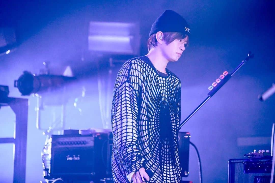 三原健司さんのインスタグラム写真 - (三原健司Instagram)「2023.12.3 Zepp Fukuoka WELL 噛 ONE ツアー3日目 来てくれた人の表情がよく見えた日やった 福岡へ向かう道中隆児が一回プレイさせてくれたスイカゲームにどハマりしてる難しいけどクソおもろい 旅はまだまだ続きます」12月7日 19時35分 - miharakenji