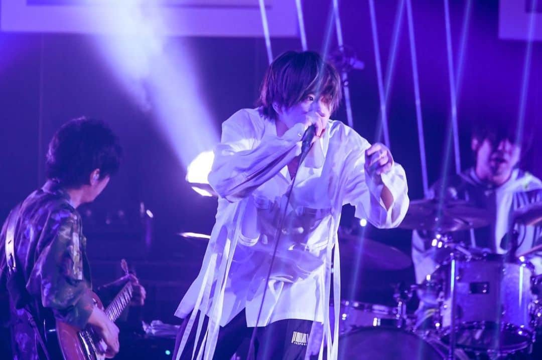 三原健司さんのインスタグラム写真 - (三原健司Instagram)「2023.12.3 Zepp Fukuoka WELL 噛 ONE ツアー3日目 来てくれた人の表情がよく見えた日やった 福岡へ向かう道中隆児が一回プレイさせてくれたスイカゲームにどハマりしてる難しいけどクソおもろい 旅はまだまだ続きます」12月7日 19時35分 - miharakenji