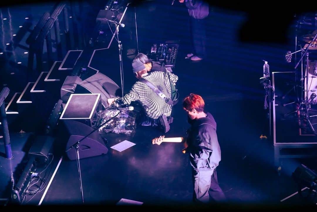 三原健司さんのインスタグラム写真 - (三原健司Instagram)「2023.12.3 Zepp Fukuoka WELL 噛 ONE ツアー3日目 来てくれた人の表情がよく見えた日やった 福岡へ向かう道中隆児が一回プレイさせてくれたスイカゲームにどハマりしてる難しいけどクソおもろい 旅はまだまだ続きます」12月7日 19時35分 - miharakenji