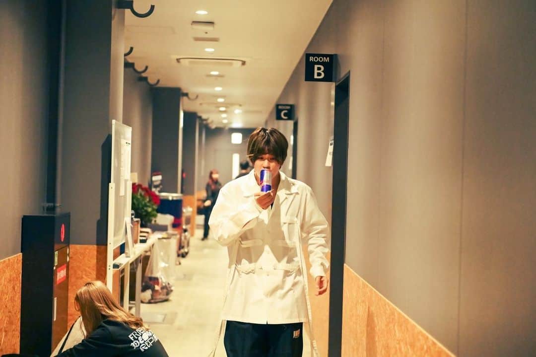 三原健司さんのインスタグラム写真 - (三原健司Instagram)「2023.12.3 Zepp Fukuoka WELL 噛 ONE ツアー3日目 来てくれた人の表情がよく見えた日やった 福岡へ向かう道中隆児が一回プレイさせてくれたスイカゲームにどハマりしてる難しいけどクソおもろい 旅はまだまだ続きます」12月7日 19時35分 - miharakenji
