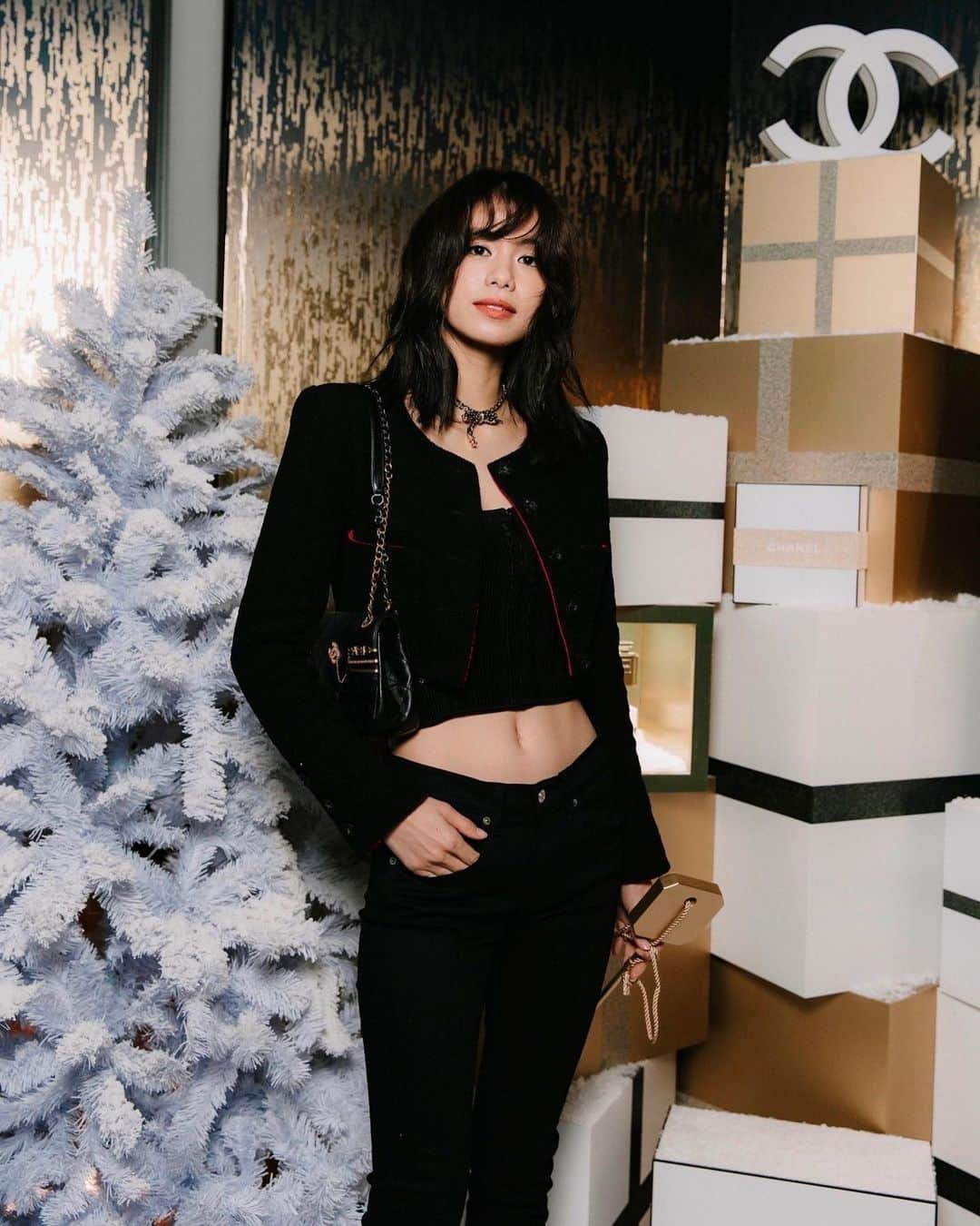 佐藤晴美のインスタグラム：「“CHANEL WONDERLAND”  シャネルのホリデーイベント “CHANEL WONDERLAND” にご招待いただき、遊びに行ってきました✨  ホリデー感溢れるシャネルの世界の中、 会場の至るところにかわいすぎる仕掛けが🫶  タロット占いで、 今の自分に合った香りを選んでいただけるコーナーも 楽しかった💕  とても素敵なイベント。 ぜひ皆様も遊びに行ってみてください😊  #CHANEL #CHANELHoliday  #シャネルホリデー  #CHANELWonderland」