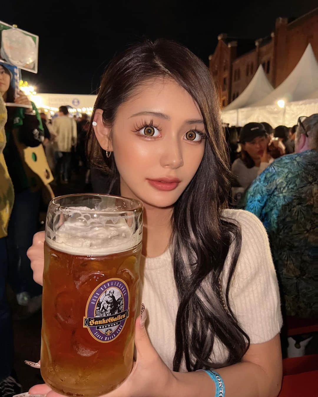 KAHOのインスタグラム：「乾杯しよ🍻🧡  ・  ・   #beer  #beerstagram  #beerlover  #beerporn  #🍺 #asiagirl  #asian  #黒髪ロング  #ラウンドガール  #ギャル  #ギャルメイク  #ギャルネイル  #k1  #k1girls  #k1ガールズ」