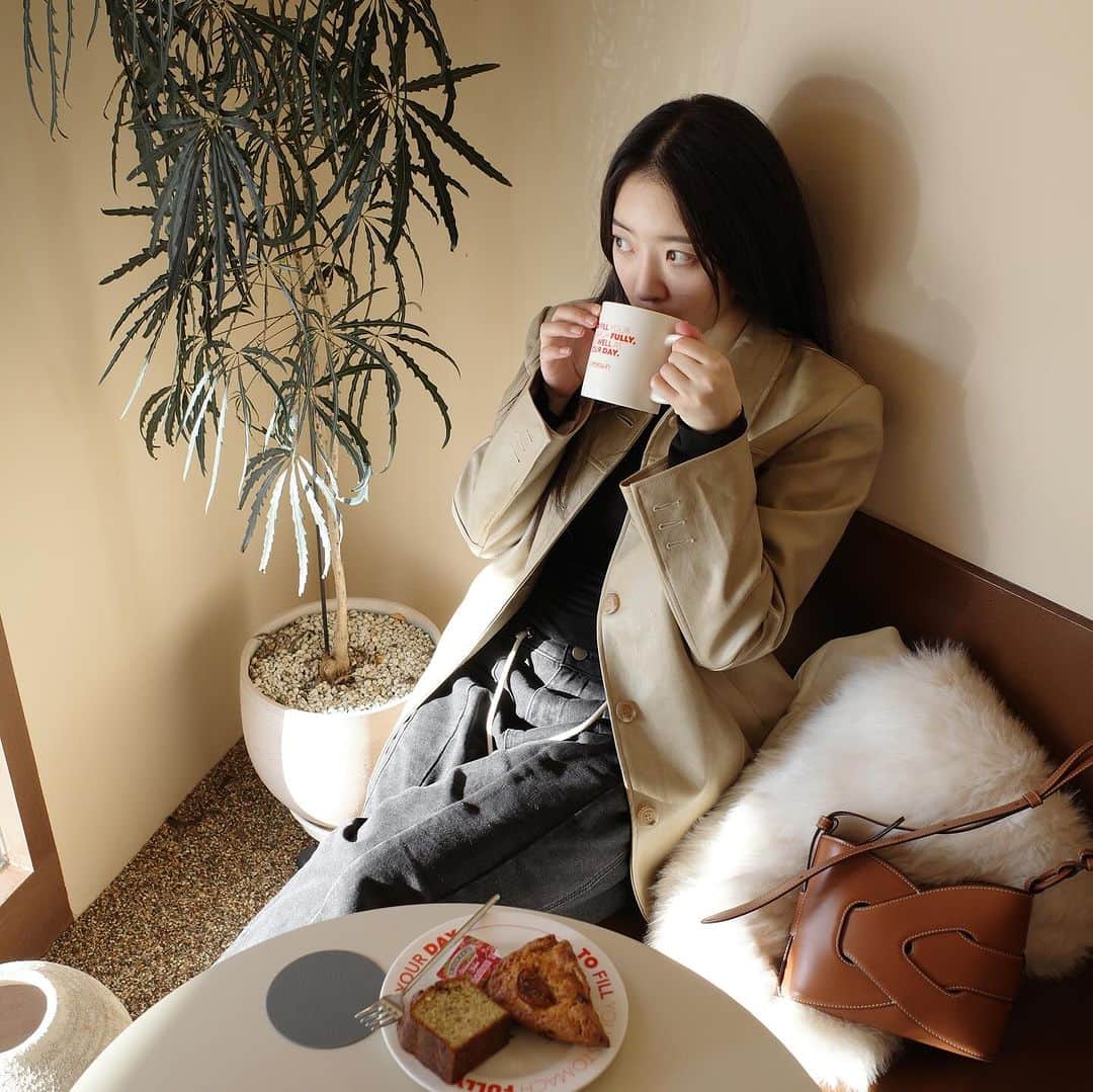 チョ・アヨンのインスタグラム：「아아를 좋아하지만 카페에서 쓰는 머그컵이 궁금해서 뜨아를 시키는 사람 🙂」