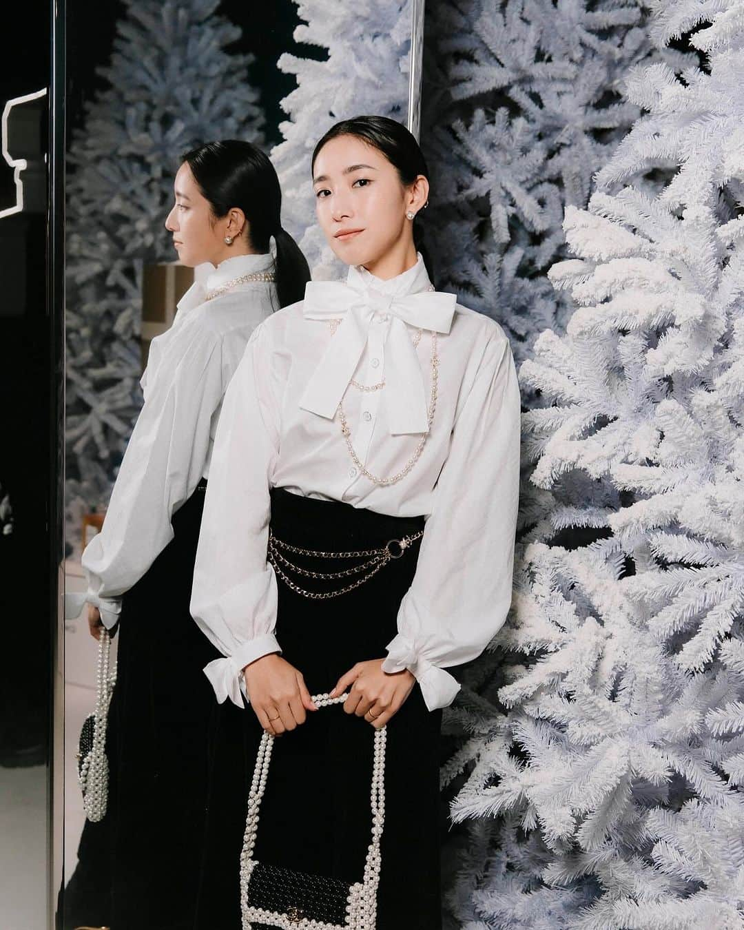 中田クルミのインスタグラム：「@chanel.beauty のホリデー イベント“CHANEL WONDERLAND”に招待されました❄️🎁🎅🎄 No.5のゲートを潜ると、そこはまさに夢の世界💫  #CHANEL #CHANELHoliday  #シャネルホリデー  #CHANELWonderland @chanelofficial」