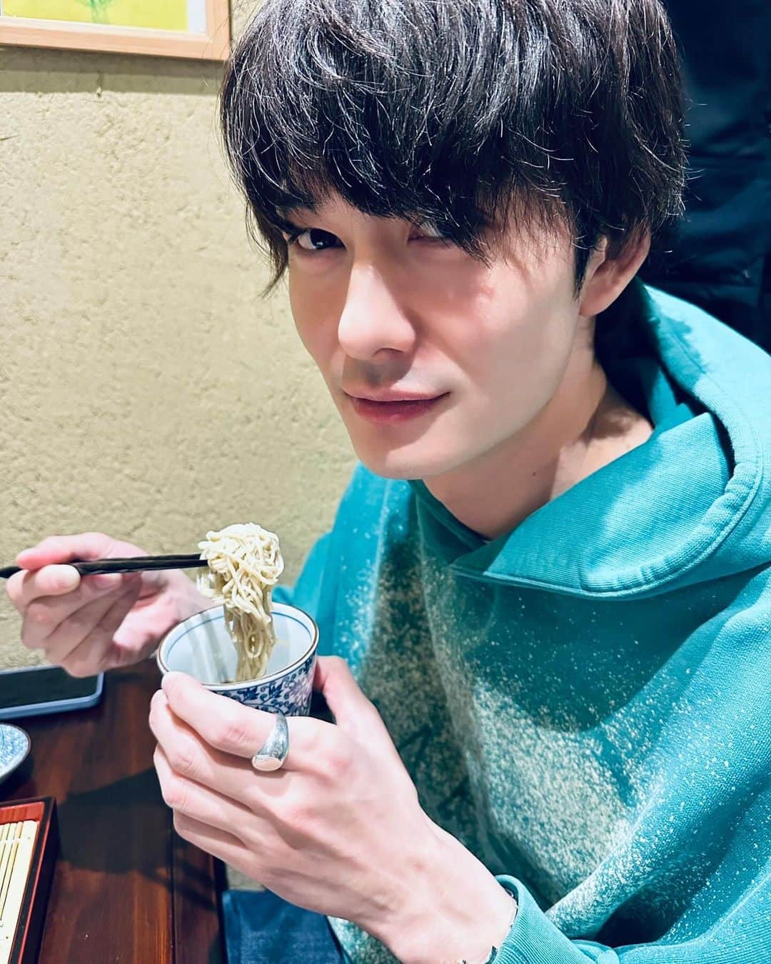 岡田将生のインスタグラム：「わたくしは蕎麦が好きだ。  全然関係ないですが、盛山さんがフォローしてくれてた。 嬉しいポーズ。」