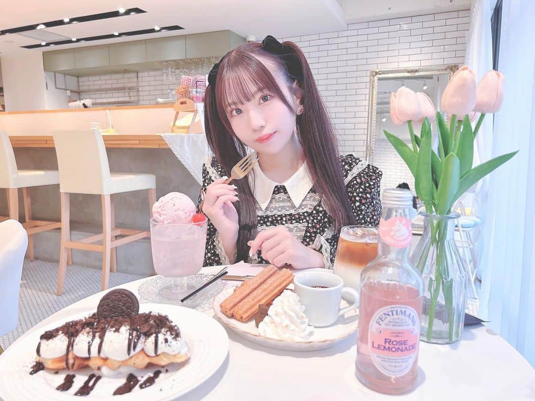 城崎ひまりさんのインスタグラム写真 - (城崎ひまりInstagram)「カフェ巡りしてて気に入ったとこは何回も行っちゃう🐰 髪色ピンクっぽく染めたの分かりやすいかな？💕 . . . . . #カフェ#cafe#カフェ活#カフェ巡り#カフェランチ#カフェ部#映えカフェ#可愛いカフェ#カフェ好きな人と繋がりたい#映えスイーツ#韓国カフェ#アイドル#idol#MILK#フレンチガーリー#ツインテール#ヘアアレンジ#フレンチガーリーコーデ#lolita#girl#ガーリー#スイーツ#スイーツ部#甘党#可愛い#可愛い女の子#ピンク#東京#kawaii#kawaiigirl」12月7日 19時44分 - shirosakihimari