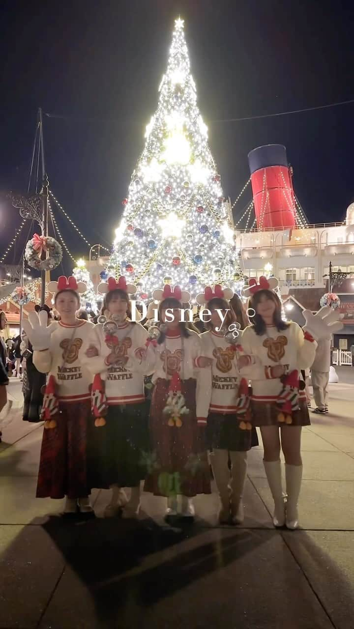 l.lily1013のインスタグラム：「ディズニーVlog.🎄🎁🎅🌟  やってみたかったやつ🥰  #ディズニーコーデ#ディズニー#ディズニークリスマス#お揃いコーデ#disneycode#ふたごコーデ#クリスマスコーデ#ディズニーカチューシャ#ディズニーグッズ#リンクコーデ#Disneysea」