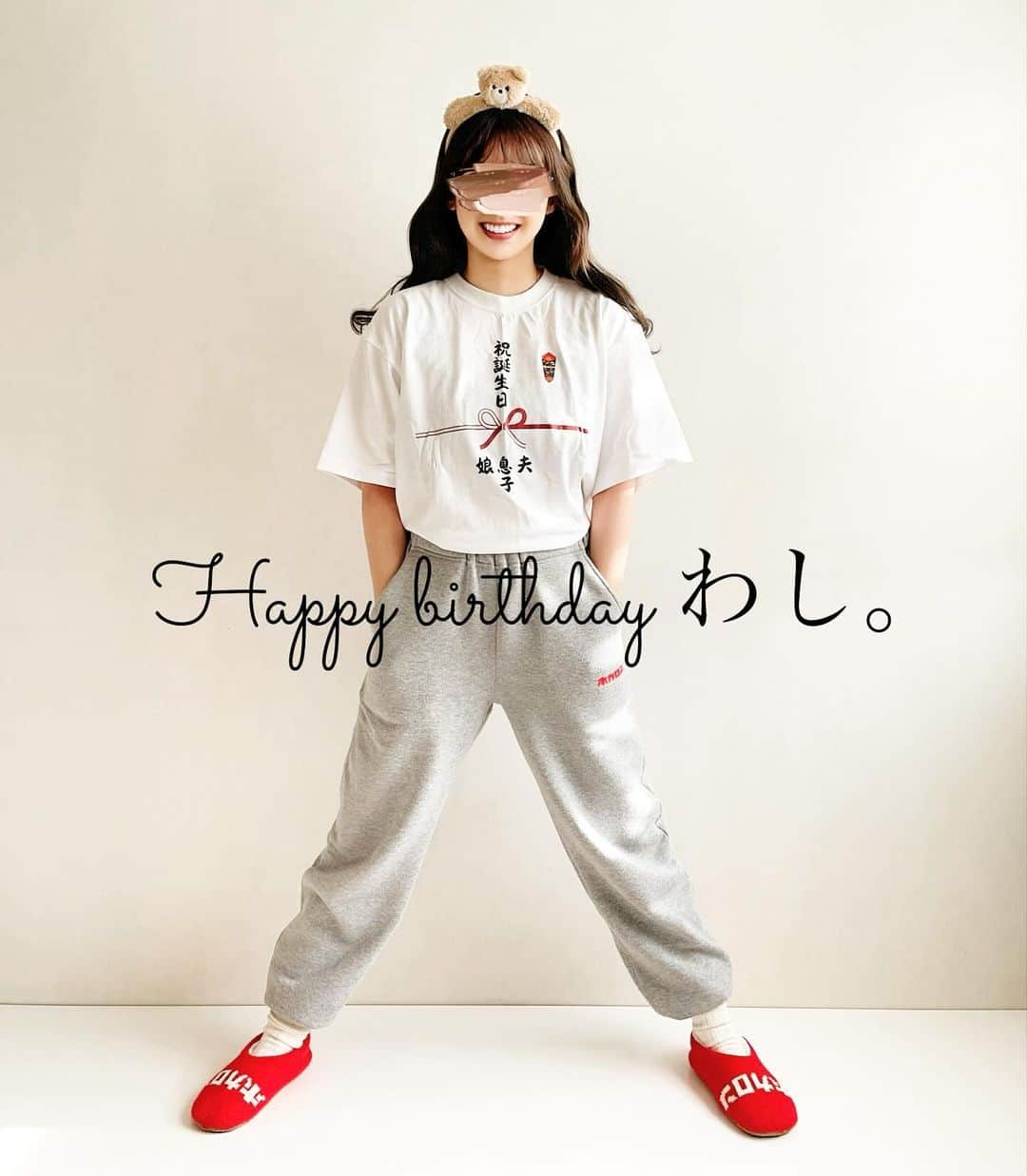 AYUMIのインスタグラム：「🎂🎂🎂 Happy birthday わし ・ 昨日誕生日を迎えました ・ スワイプ→→する前に 是非とも文章を読んで下さいませ ・ 前回は31歳やったので 今回は30歳になりました ・ 年齢は自分で決めていく スタイル ・ ・ ほんで いつもの様にワシAM5時起床 息子の弁当に朝ごはん作って 化粧し始めたら ・ ちょっとコッチ来て と 息子&娘&🐴に呼ばれる ・ 家族全員が集まれる時間が 朝しか、ない と 言う事で 早朝 誕生日会🎂 ・ はよ 上のパジャマ脱いで そして わけ分からんTシャツ着さされ もっと笑って 言われ パシャ📷 ・ 次に コレ着て コッチ見て 言われ どこ見たらええねん パシャ📷 ・ 次は コレ着て 言われ 上向け 下向け パシャ📷 ・ ・ コレ 何の時間？ ・ ・ 笑 ・ ・ ほな スワイプ→→して見て下さい ・ ・ #誕生日#母#扱い#雑#mybirthday」