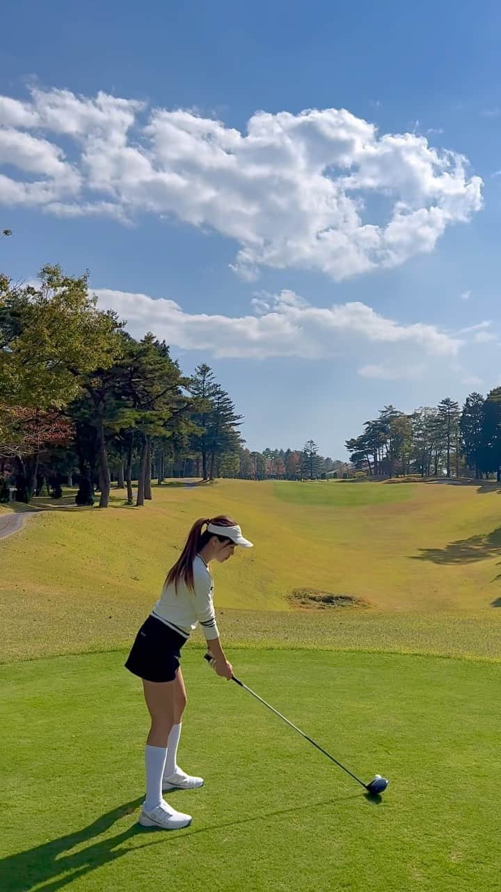 とくさきのインスタグラム：「最終ホールのPAR4のティーショット⛳️❤️ ちょっとつかまり気味の球だったけど、結構飛んでくれた✨ もっと力強い球打ちたいけど、筋トレしないとたぶん無理だろうなぁ🥺 ウェアは @fidesgolf でした🤍🖤 . 今週末は今年最後のSSカップ⛳️🫶 しかもかなり暖かそうだし、楽しみだ💕 .  #ゴルフ#ゴルフ女子#golf#golfgirl#golfswing#ゴルフスイング#sports#スポーツ#スポーツ女子#골프#골프여자#尔夫球#高尔夫#ゴルフウェア#golfwear#ママゴルファー」