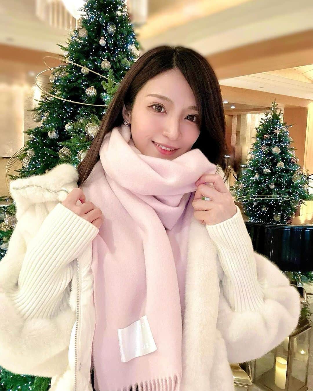 白瀬由莉のインスタグラム：「お仕事で韓国行ってきた✨  本場の韓国料理って めちゃくちゃおいしいのね🥹🤍 お肌きれいになった🫶🏻  東京より寒くて ダウンとマフラー大活躍でした☃️🧣  明日も素敵な1日を☺️🌈  🌷🧚🏻‍♀️🌻」