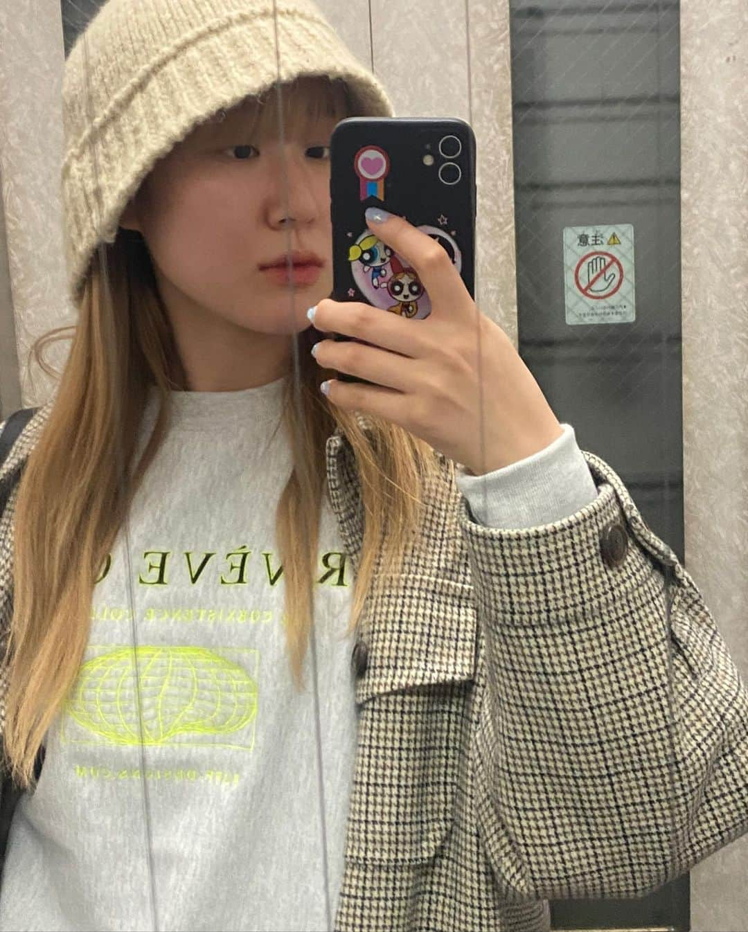 かれん（古賀かれん）さんのインスタグラム写真 - (かれん（古賀かれん）Instagram)「新しいスニーカーとお洋服！ キャワイ過ぎる〜 こういうのdad shoesって言うらしい👟 Priveveのスウェット可愛いし 裏起毛であったかい🧣 #かれんのしふく」12月7日 19時50分 - lgm_karen_official