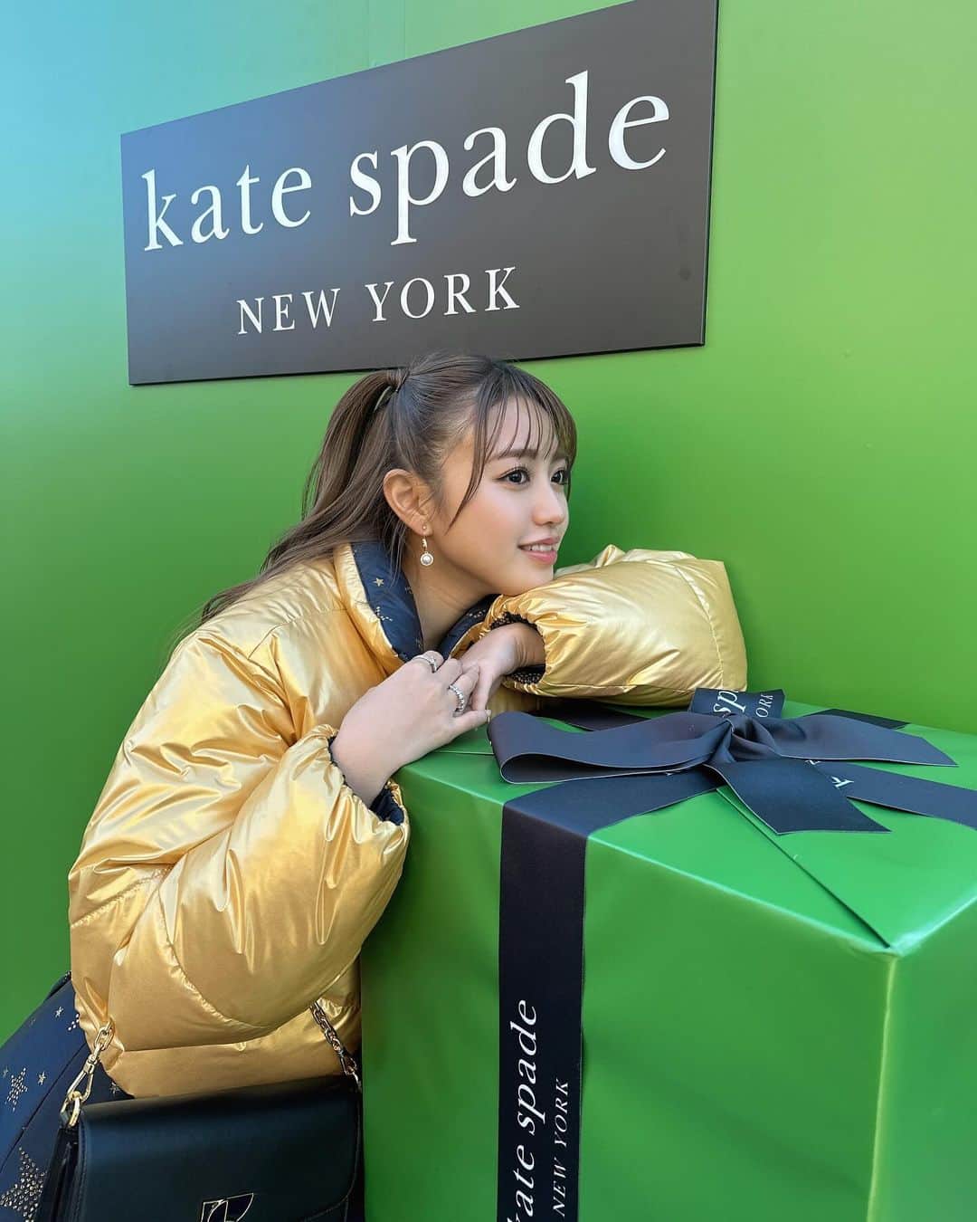 香音さんのインスタグラム写真 - (香音Instagram)「Kate Spade New York Holiday Gift Box in Harajuku🎄🎁  スターライトドレスとゴールドのパッファージャケット合わせたホリデーパーティーにぴったりなコーデで Kate Spade New York Holiday Gift Box in Harajukuに行ってきました🎁 心ときめくジュエリーとバッグがあって、ホリデーシーズンがますます楽しみに🤍  12月1日〜12月25日までの期間、 東急プラザ表参道原宿の「おもはらの森」でジュエリーをメインとしたポップアップストアが開催中です✨  #katespadejapan #katespadenydakota  #ケイトスペード」12月7日 19時50分 - kanon420_official