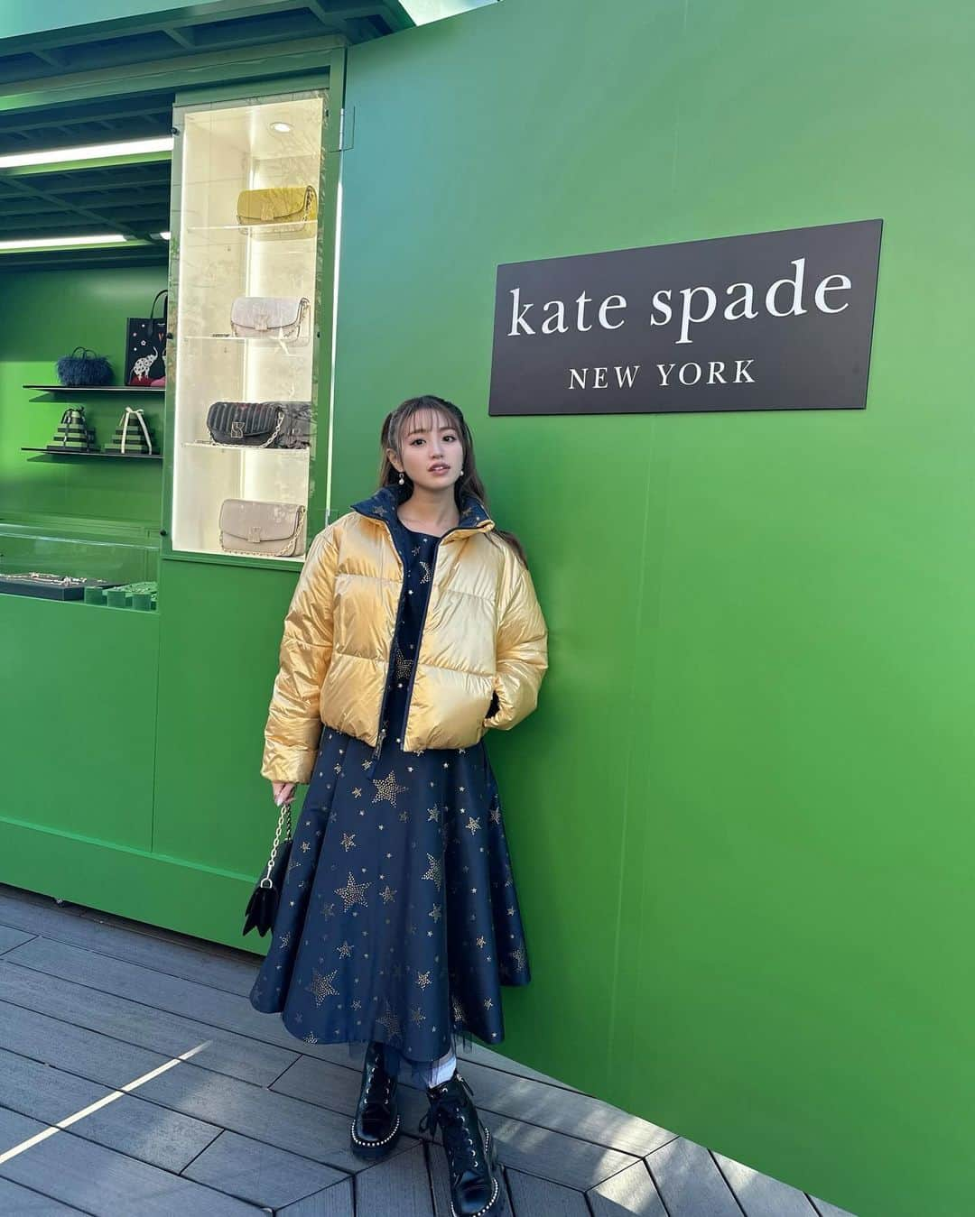 香音さんのインスタグラム写真 - (香音Instagram)「Kate Spade New York Holiday Gift Box in Harajuku🎄🎁  スターライトドレスとゴールドのパッファージャケット合わせたホリデーパーティーにぴったりなコーデで Kate Spade New York Holiday Gift Box in Harajukuに行ってきました🎁 心ときめくジュエリーとバッグがあって、ホリデーシーズンがますます楽しみに🤍  12月1日〜12月25日までの期間、 東急プラザ表参道原宿の「おもはらの森」でジュエリーをメインとしたポップアップストアが開催中です✨  #katespadejapan #katespadenydakota  #ケイトスペード」12月7日 19時50分 - kanon420_official