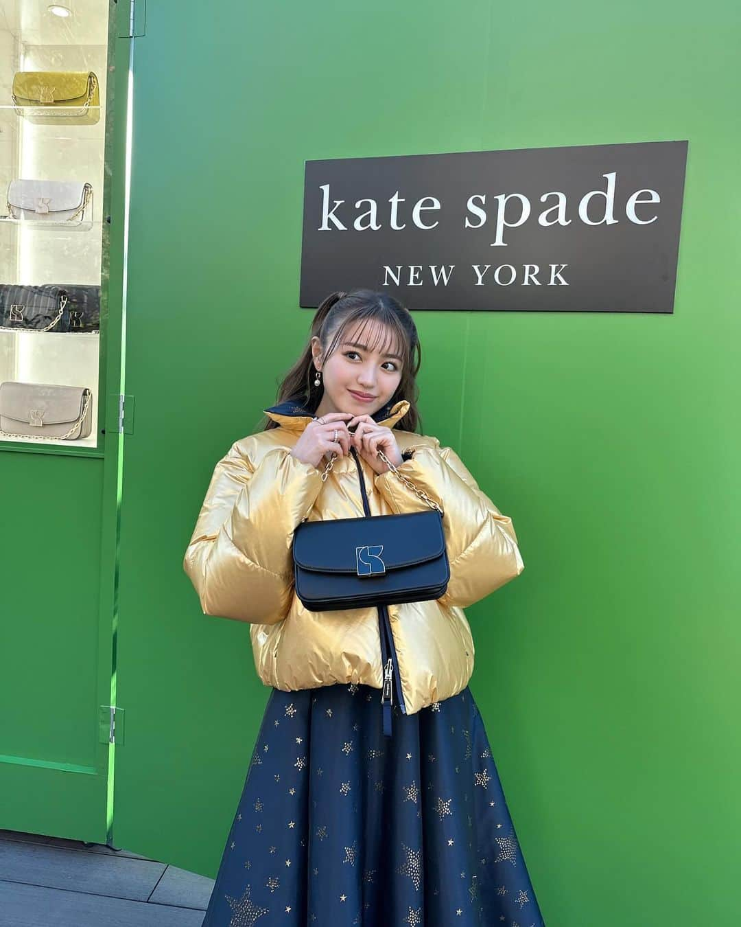 香音さんのインスタグラム写真 - (香音Instagram)「Kate Spade New York Holiday Gift Box in Harajuku🎄🎁  スターライトドレスとゴールドのパッファージャケット合わせたホリデーパーティーにぴったりなコーデで Kate Spade New York Holiday Gift Box in Harajukuに行ってきました🎁 心ときめくジュエリーとバッグがあって、ホリデーシーズンがますます楽しみに🤍  12月1日〜12月25日までの期間、 東急プラザ表参道原宿の「おもはらの森」でジュエリーをメインとしたポップアップストアが開催中です✨  #katespadejapan #katespadenydakota  #ケイトスペード」12月7日 19時50分 - kanon420_official