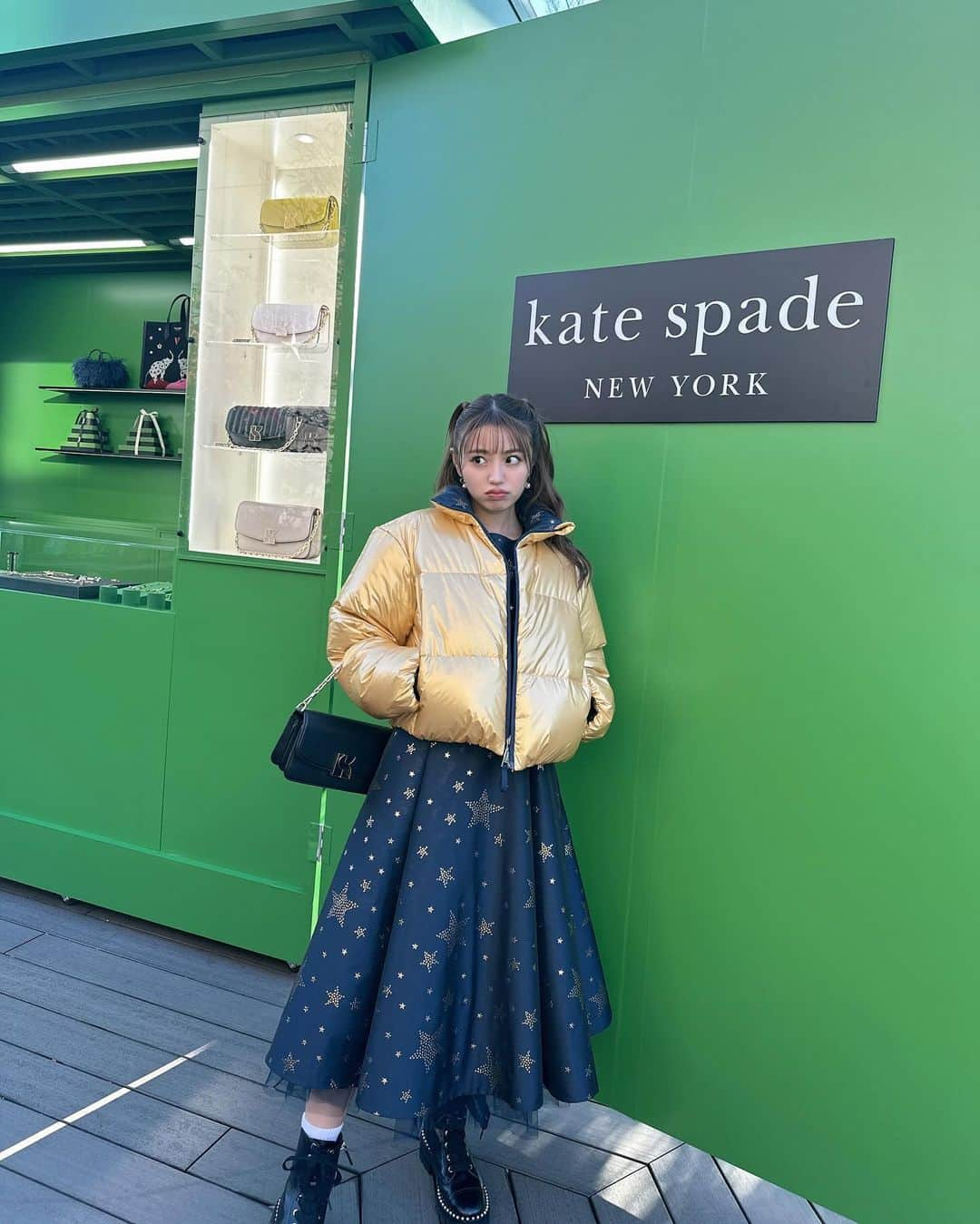 香音さんのインスタグラム写真 - (香音Instagram)「Kate Spade New York Holiday Gift Box in Harajuku🎄🎁  スターライトドレスとゴールドのパッファージャケット合わせたホリデーパーティーにぴったりなコーデで Kate Spade New York Holiday Gift Box in Harajukuに行ってきました🎁 心ときめくジュエリーとバッグがあって、ホリデーシーズンがますます楽しみに🤍  12月1日〜12月25日までの期間、 東急プラザ表参道原宿の「おもはらの森」でジュエリーをメインとしたポップアップストアが開催中です✨  #katespadejapan #katespadenydakota  #ケイトスペード」12月7日 19時50分 - kanon420_official