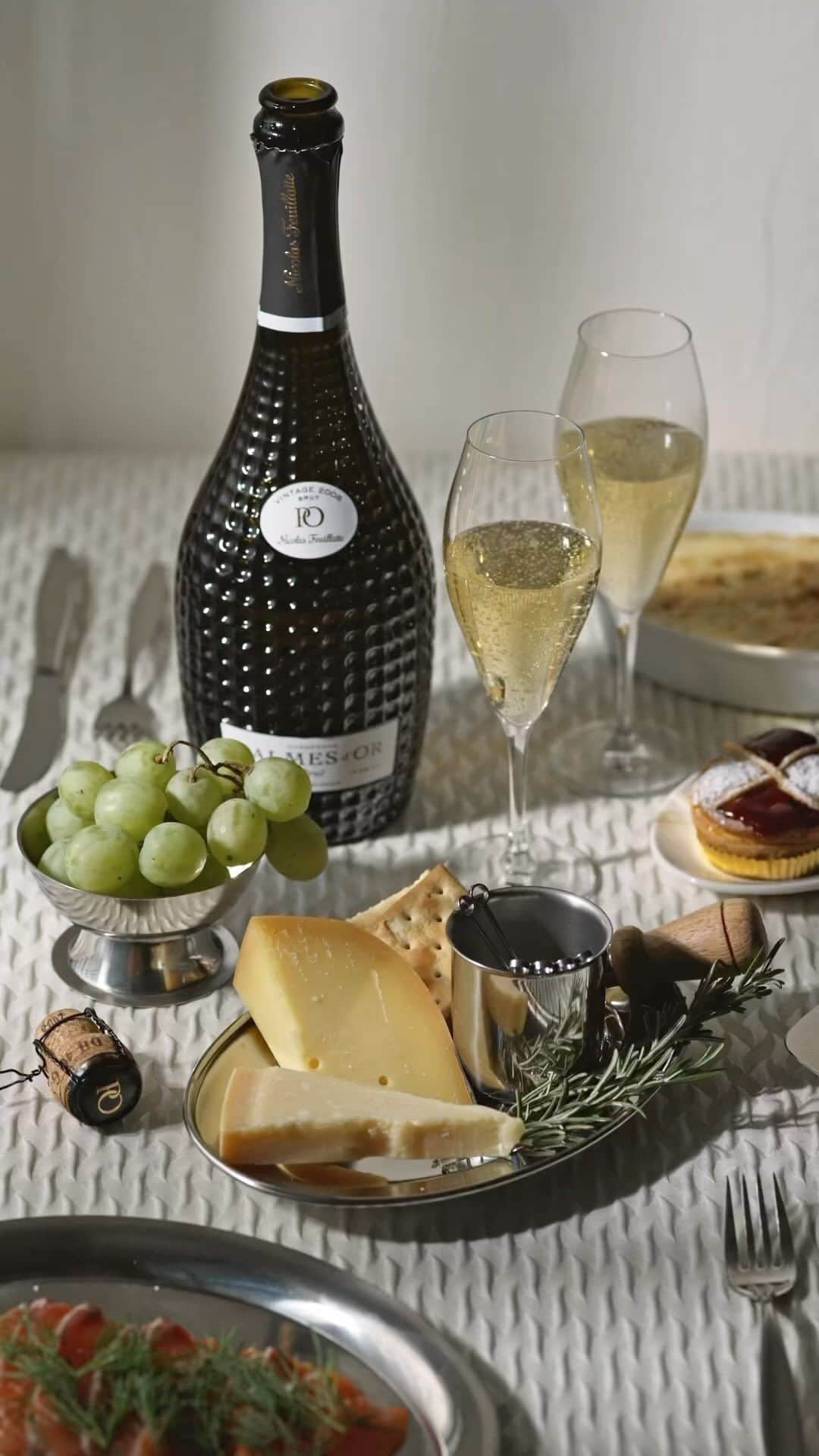 Nanaのインスタグラム：「Nicolas Feuillatte PALMES d'OR Brut 2008  レッドカラントやシトラス系のフルーティさやスパイシーさなどを伴った複雑な風味の"パルム・ドール ブリュット 2008"  パルミジャーノ、トリュフの香りを忍ばせたグラタン、サーモングラブラックスなどとペアリングを楽しみました。  これからのパーティーシーズンにぴったりの1本です。  #nicolasfeuillatte_jp #ニコラフィアット」