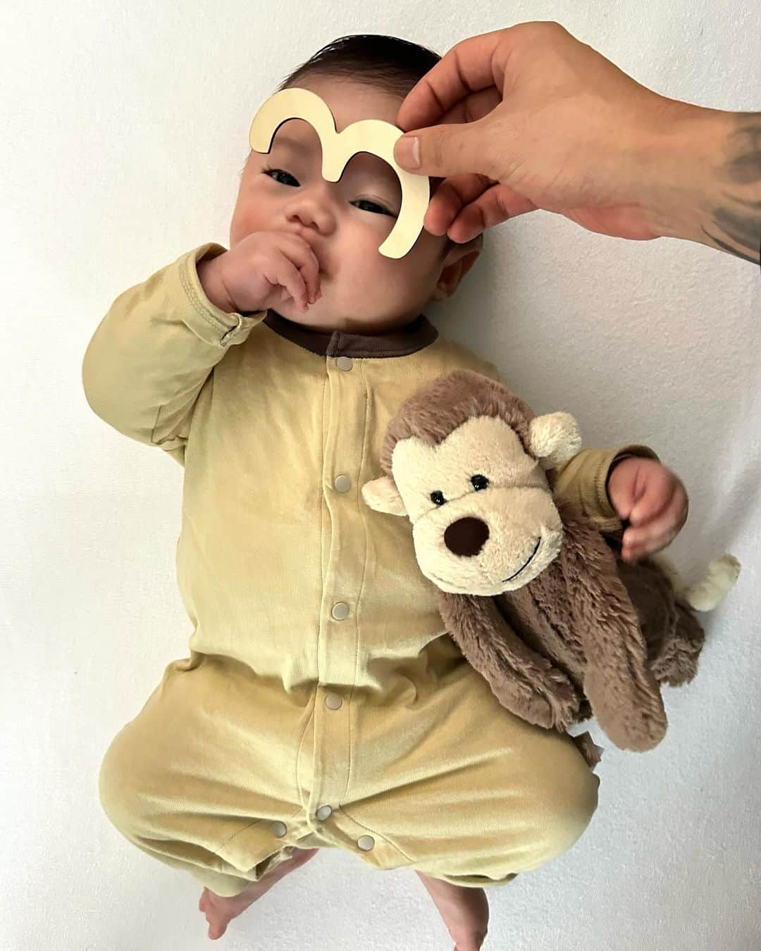 𝐓𝐒𝐔𝐊𝐀𝐒𝐀さんのインスタグラム写真 - (𝐓𝐒𝐔𝐊𝐀𝐒𝐀Instagram)「3month🪽  3.3kg⇨7.6kg 体重も倍以上増えました⚖️  最近はよくお喋りしてよく笑うし 自分の手であそんだり  ヨダレも多いし、泣いても出なかった涙も出るようになってきて しっかり成長してるなぁ👶🏻🌱  昼と夜の区別もついてきて 夜10時間くらいミルク空くし今は大助かり🫡  お家にひくプレイマットも探し中 色々ありすぎて迷う。。 おすすめあったらdmで教えてください🦭  . . #3ヶ月 #3ヶ月ベビー #男の子 #令和5年ベビー」12月7日 19時51分 - tsukasa_xoxo