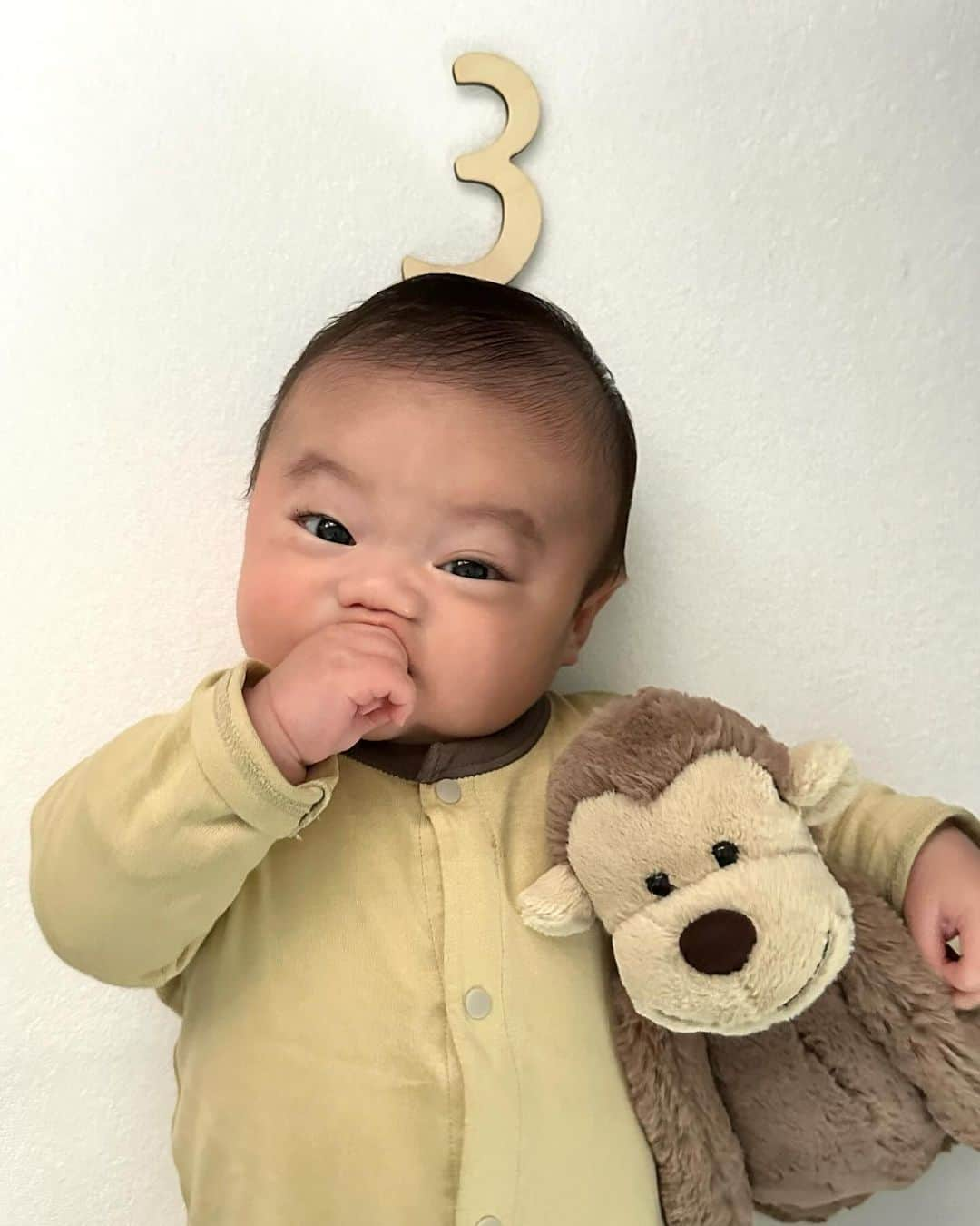 𝐓𝐒𝐔𝐊𝐀𝐒𝐀さんのインスタグラム写真 - (𝐓𝐒𝐔𝐊𝐀𝐒𝐀Instagram)「3month🪽  3.3kg⇨7.6kg 体重も倍以上増えました⚖️  最近はよくお喋りしてよく笑うし 自分の手であそんだり  ヨダレも多いし、泣いても出なかった涙も出るようになってきて しっかり成長してるなぁ👶🏻🌱  昼と夜の区別もついてきて 夜10時間くらいミルク空くし今は大助かり🫡  お家にひくプレイマットも探し中 色々ありすぎて迷う。。 おすすめあったらdmで教えてください🦭  . . #3ヶ月 #3ヶ月ベビー #男の子 #令和5年ベビー」12月7日 19時51分 - tsukasa_xoxo