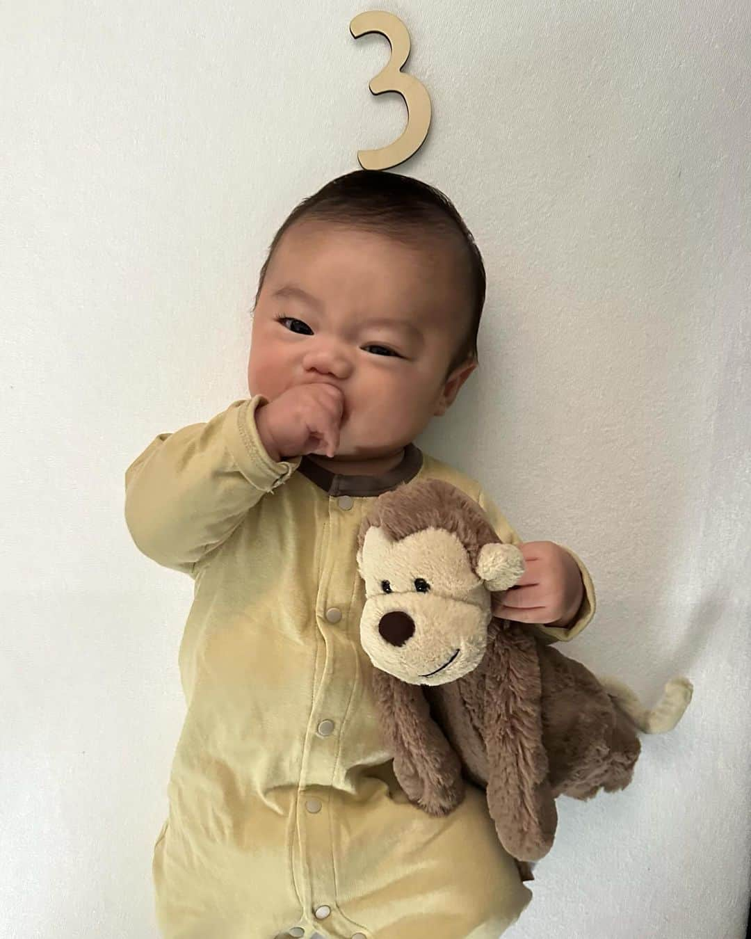 𝐓𝐒𝐔𝐊𝐀𝐒𝐀さんのインスタグラム写真 - (𝐓𝐒𝐔𝐊𝐀𝐒𝐀Instagram)「3month🪽  3.3kg⇨7.6kg 体重も倍以上増えました⚖️  最近はよくお喋りしてよく笑うし 自分の手であそんだり  ヨダレも多いし、泣いても出なかった涙も出るようになってきて しっかり成長してるなぁ👶🏻🌱  昼と夜の区別もついてきて 夜10時間くらいミルク空くし今は大助かり🫡  お家にひくプレイマットも探し中 色々ありすぎて迷う。。 おすすめあったらdmで教えてください🦭  . . #3ヶ月 #3ヶ月ベビー #男の子 #令和5年ベビー」12月7日 19時51分 - tsukasa_xoxo