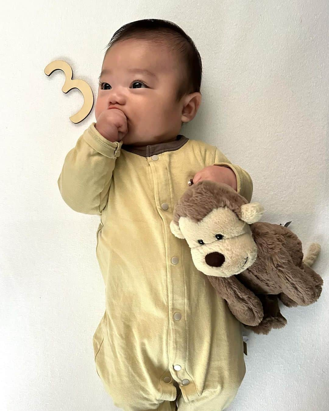 𝐓𝐒𝐔𝐊𝐀𝐒𝐀のインスタグラム：「3month🪽  3.3kg⇨7.6kg 体重も倍以上増えました⚖️  最近はよくお喋りしてよく笑うし 自分の手であそんだり  ヨダレも多いし、泣いても出なかった涙も出るようになってきて しっかり成長してるなぁ👶🏻🌱  昼と夜の区別もついてきて 夜10時間くらいミルク空くし今は大助かり🫡  お家にひくプレイマットも探し中 色々ありすぎて迷う。。 おすすめあったらdmで教えてください🦭  . . #3ヶ月 #3ヶ月ベビー #男の子 #令和5年ベビー」