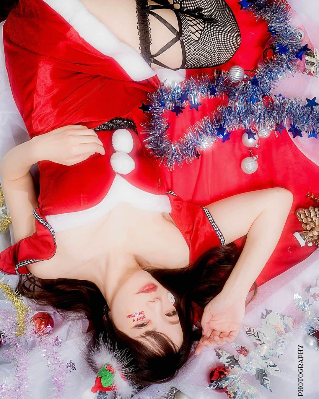 Mikaのインスタグラム：「『santa girl』  🎄🎂🍾🌟🧁🍷  クリスマスプレゼント何がいいかなぁ？  photo by @art_taka1028 📸 model @mika_portrait  ・ ・ ・ ・ follow me💋  #美花展 #サンタガール #クリスマスコス #クリスマス2023 #セクシーサンタ #サンタコス #サンタコスプレ  #被写体モデル #カメラ女子 #キリトリセカイ #ポートレートセレクション #ポートレート撮影 #被写体依頼受付中 #スクリーンに恋して #カメラマンさんと繋がりたい #被写体なります #ポートレートしま専科 #写真を止めるな #jp_portrait部 #jp_portrait_collection #portrait #japanesegirl #asiangirl #love_camera_club #asianbeauty #christmasgirls  #excellent_portraits #top_portrait_photo #pasha_magazine #tokyocameraclub」