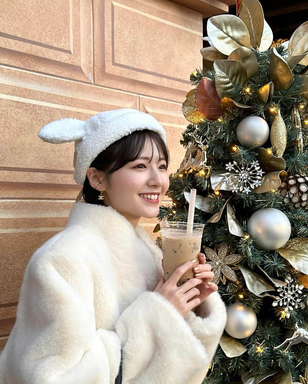 糸原美波のインスタグラム：「𝐶ℎ𝑟𝑖𝑠𝑡𝑚𝑎𝑠 𝐷𝑖𝑠𝑛𝑒𝑦 𝑆𝑒𝑎 🏰🎄🤍  クリスマスの装飾いっぱいで 可愛かった 🎅🏻  たくさん写真撮ったから 投稿続きます 🥺✊🏻  #disneysea #disney #ディズニー #ディズニーシー  #ディズニーコーデ  #ショートヘア #ショート #ボブ」