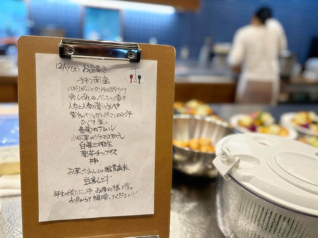 A-Portのインスタグラム：「清水工務店の社員食堂 特別体験会  〜シェフ/しゃもじや•浅岡千香子〜  今日は、清水工務店の社食をスタッフ以外の方にも召し上がっていただく〝体験会〟を開催しました！  本日の担当は、しゃもじやさん。  熟成した酵素玄米＆お芋ごはんをハーフ＆ハーフでいただき、栄養バランスも彩も味付けも、愛情たっぷり込めて考えられたお昼ごはんでした！  ーお品書きー  ⚪︎チキン南蛮 ⚪︎いぶりがっことクリチのポテトサラダ ⚪︎紫しぐれのべったら漬け ⚪︎人参と人参の葉っぱのラペ ⚪︎紫キャベツとカラーピーマンのマリネ ⚪︎ひじき煮 ⚪︎春菊のナムル ⚪︎小松菜のツナマヨ和え ⚪︎白菜三杯酢 ⚪︎菊芋チップス ⚪︎柿 ⚪︎お芋ごはんor酵素玄米 ⚪︎豆乳汁  全部美味しいと、みなさんとってもお慶びでした！ ごちそうさまです😋  #清水工務店富山  #毎週木曜日は社員食堂 #月一で体験会開催します！ @syamojiya2021 さん」