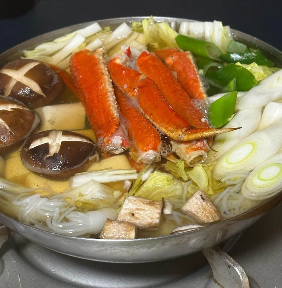 ハチミツ二郎さんのインスタグラム写真 - (ハチミツ二郎Instagram)「ジャパネットで買った蟹が届いたので今日はカニ鍋にしました。 脚はスカスカのやつもあったけど、爪の方はびっしりで楽しめました。  #かに #カニ鍋」12月7日 20時00分 - jirohachimitsu