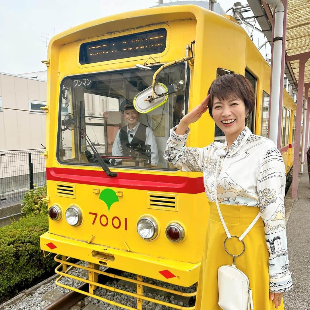 村井美樹のインスタグラム：「明日は #鉄オタ選手権 #都営交通 の陣 の放送があります🚃✨ 12/8(金)BS1 20:15～21:15(初回) 14(木)17:00～18:00(再)  都電荒川線の9000形や三田線の新型車両6500形を貸切乗車したり、幻の電気機関車や秘密の汐留連絡線にも潜入！  ぜひご乗車ください😆✨  衣装のシャツは @callasmilano です。」