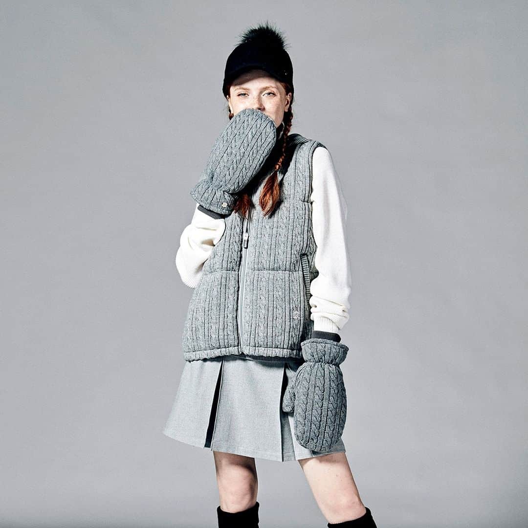 Munsingwearのインスタグラム：「ケーブル編みのニットが可愛らしい中綿入りのベストを主役に、グレーのワントーンコーデに。 ハンドウォーマーのほっこり感が冬らしさを演出♪ 便利な両サイドポケット付きで、裾部分にさりげなく施されたロゴのディテールもポイントです。  ーーー HEATNAVIニットベスト ストレッチボックスプリーツスカート(42cm丈) ケーブル編み　ハンドウォーマー  ================================== 『2023年秋冬 シーズンコレクション Vol.4』 グレーをベースにオレンジを差した組み合わせで上品な暖かみを演出。柄や配色で表現したデザインは、どこかノスタルジックな雰囲気を醸し出すコレクション。  #munsingwear #マンシングウェア #シーズンコレクション  #ゴルフ #冬ゴルフ #golf #ゴルフウェア #レディースゴルフウェア #ゴルフ女子 #女子ゴルフ #ニット #ベスト #ケーブル編み #ダウンベスト #ニットベスト #ゴルフアウター #ゴルフウェアブランド #ゴルフファッション #ゴルフコーデ #蓄熱保温機能 #機能性素材 #ハンドウォーマー」