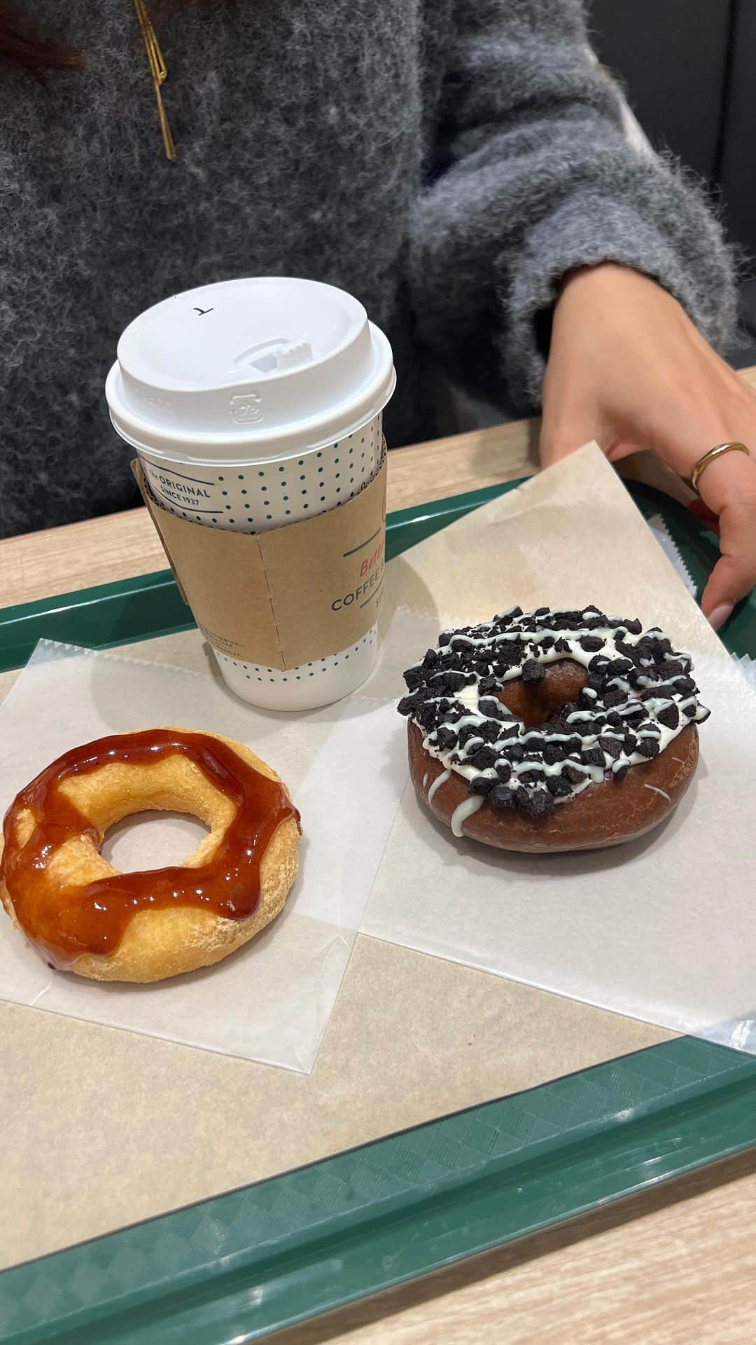 ジュリア・ミナトヤのインスタグラム：「Mogu mogu time 😋🍩🌈❣️」