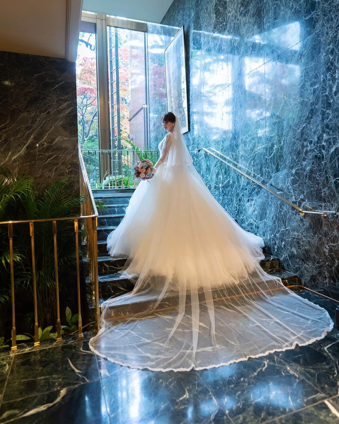 ホテル椿山荘東京ウエディングのインスタグラム：「❤  「世界を纏う」がコンセプト。 「MAGNOLIA WHITE」で出会った運命の一着。 …………………………………… 刺繍が美しいロングスリーブ、 ふんわりと広がるスカート、 後ろ姿を美しく見せるロングトレーン…  気品漂うこちらのウエディングドレスは、 ホテル椿山荘東京の提携ドレスショップである 「MAGNOLIA WHITE」で出会った一着です♪  「MAGNOLIA WHITE」は インポート専門のドレスサロンで、 海外セレブからも支持を集める注目ブランドを 取り扱っています✨  ホテル椿山荘東京では 都内の数あるドレスショップの中から 厳選をした合計7店舗のドレスショップを ご用意しています👗  数多くのお衣裳の中から、 「運命の一着」をお選びください💛  Dress @magnoliawhite_official Photo @cameo_photo  TOKYO RESORT WEDDING 東京には、ひとを祝福する森がある。  ----------------------------------------------- @hotelchinzansotokyo_wedding のアカウントを タグづけ＆ #椿山荘花嫁 にてご投稿いただいた方より ステキなお写真✨をご紹介させていただきます。 皆さまのご投稿をお待ちしております ------------------------------------------------  #ホテル椿山荘東京ウエディング #ホテル椿山荘東京 #椿山荘 #椿山荘結婚式 #東京リゾート #東京リゾートウエディング #tokyoresortwedding #東京花嫁 #関東花嫁 #花嫁ショット #ウェディングレポ #ホテルウエディング #結婚式準備 #結婚式場探し #式場見学 #卒花嫁 #2023花嫁 #大人花嫁  #前撮り #フォトウエディング #プレフォト #ウェディングフォト  #ウェディングドレス #ウエディングドレス #プリンセスライン #ロングトレーン #マグノリアホワイト  #花嫁ヘア #ブーケ」