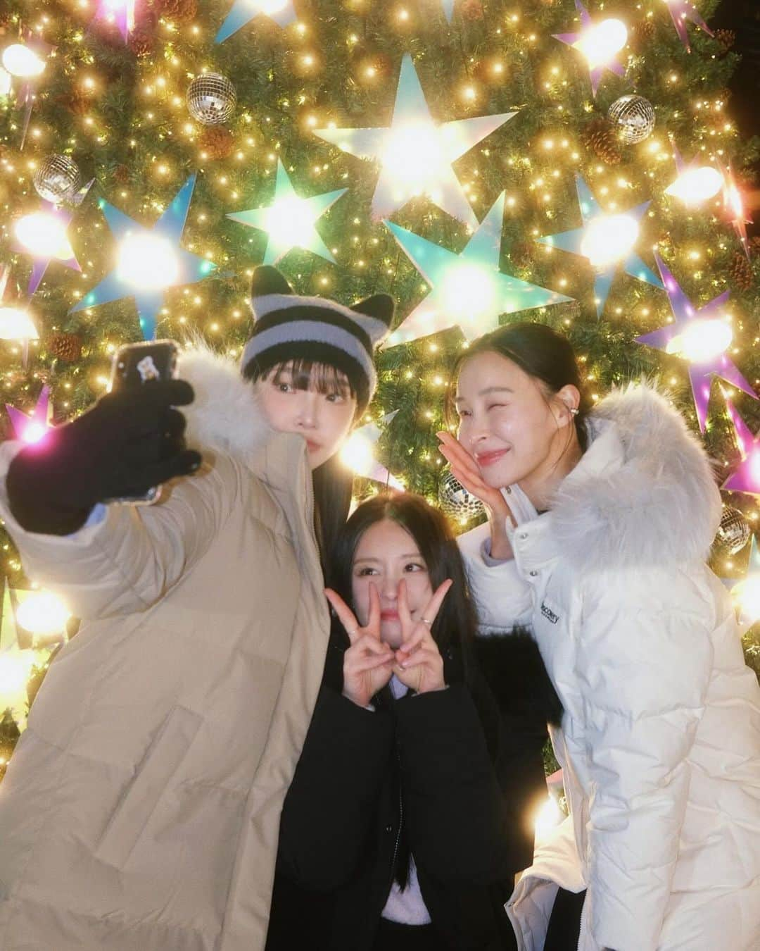 スアのインスタグラム：「#광고 나도 탔다 아이스링크~~⛸🪽💓 함께라서 더 즐거웠던 날 ..🎄 이번 겨울 반얀트리 아이스링크장은 꼭 가보세요 이렇게 즐거울수가 없다구요 ⛸~~🫶🏻💕   히히 디스커버리 롱패딩 입고 가면 하나도 안추운데 .. 🤞🏻🤍🪽 너무 따뜻해서 추운지도 모르고 신나게 타고 왔지롱 그나저나 나 스케이트 쫌 잘타는듯 .. 🪽❄  #고쉬롱패딩#디스커버리롱패딩#디스커버러#여성패딩#구스패딩」