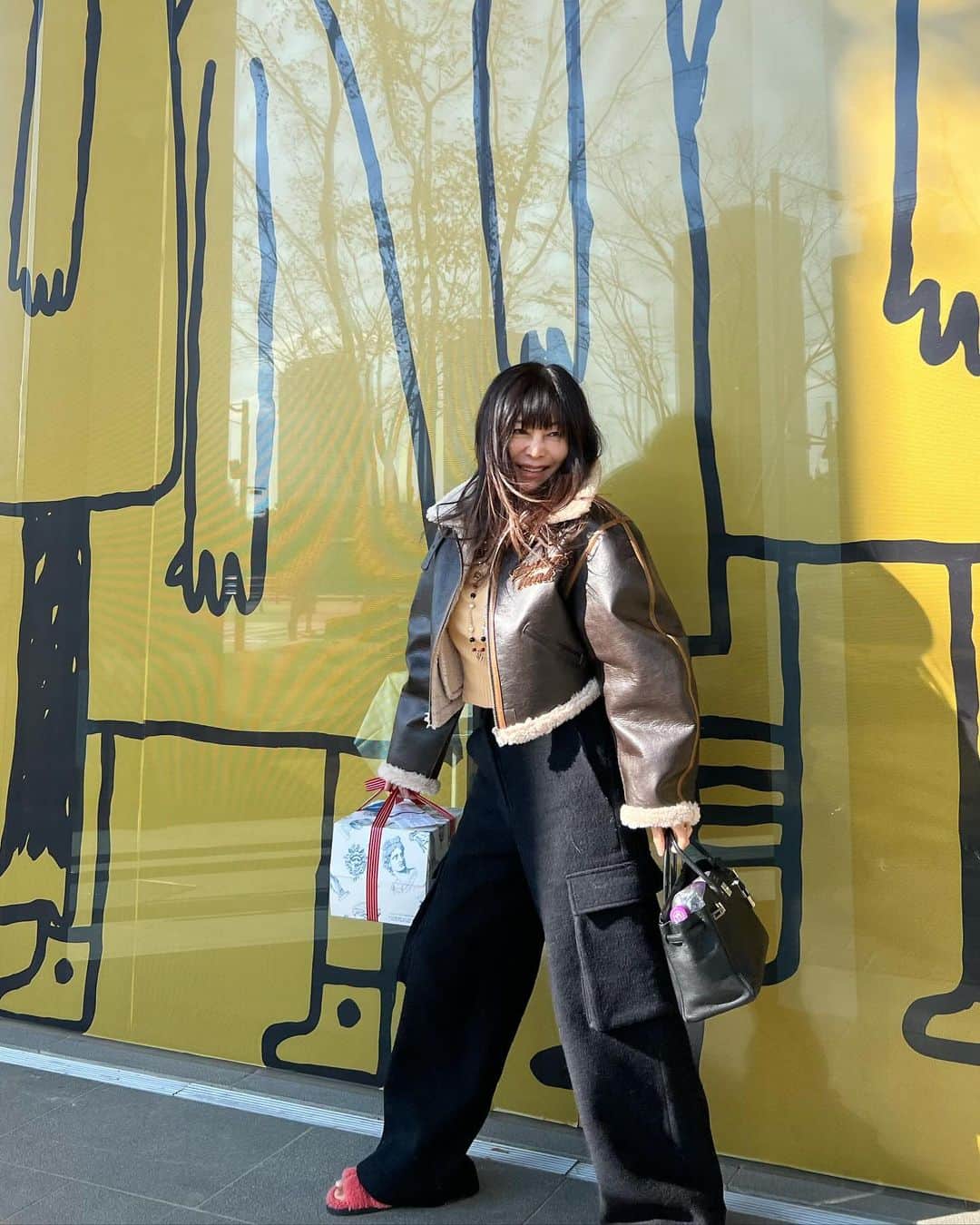 ファン・シネのインスタグラム：「_ ❤️발가락다쳐 몇일째 슬리퍼패션.. _」