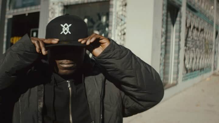 デイリーペーパーのインスタグラム：「How do you wear yours?  @NewEraEurope x Daily Paper, an undisputed classic reimagined with our brand shield. Launching tomorrow 12PM CET. Sign up via link in bio for early access.   Film by @hidjiworld」