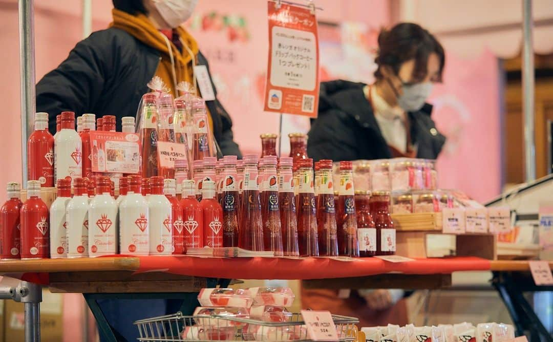 横浜赤レンガ倉庫さんのインスタグラム写真 - (横浜赤レンガ倉庫Instagram)「. 🍓🍓🍓🍓🍓🍓🍓🍓🍓🍓🍓🍓🍓 　Yokohama Strawberry Festival 2024 　　　　　　開催決定！！😍 🍓🍓🍓🍓🍓🍓🍓🍓🍓🍓🍓🍓🍓  11回目の開催となる今回は会場の規模を約2倍に拡大！ 初出店を含む飲食・物販のお店が30店舗以上集結して、いちごづくしの夢のような世界をご堪能いただけます☺  店舗情報など詳細は1月中旬の発表を予定しております。 続報をお待ちください❣  ▼開催日程📆 2024年2月1日(木)～25日(日)／10:00～18:00 ※2月20日(火)は横浜赤レンガ倉庫の休館日に伴い、イベントも休業いたします。  ▼入場料💰 500円(税込) ※横浜赤レンガ倉庫イベント公式アプリ会員の方は300円(税込) ※小学生以下は無料（保護者同伴に限る） ※飲食・物販代金は別途かかります  #ヨコハマストロベリーフェスティバル #横浜赤レンガ倉庫 #赤レンガ #yokohamaredbrickwarehouse #横浜 #横浜観光 #横浜グルメ #みなとみらい #🍓 #いちご #いちごスイーツ」12月7日 20時16分 - yokohamaredbrick