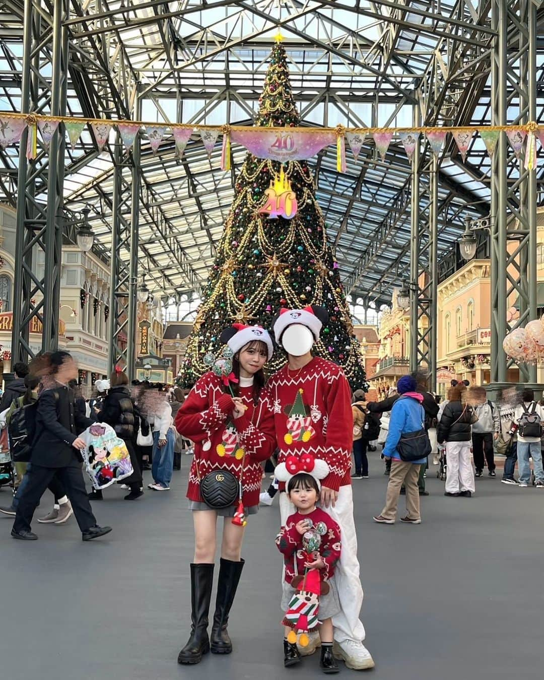 はやめいのインスタグラム：「. クリスマスディズニー 🎄🔔 🦌   ノリノリでリルリンリンニットを 着てくれるところもすきです🤭 笑  ニットとサンタ帽は前回インパした際に 購入していたのですが娘っちのサイズは 販売がなかったので 似たようなニットを探しました🎅🏻  来年もこれを着てこようね！☺️ と言ってくれて うれしかった〜😭💭  ロングブーツは @jumelle_jp  さまのものです 🎶  たくさん歩いても疲れなかった上に スタイルアップしてくれるので とてもお気に入りです◎  #提供#ジュメロ#jumelle  #カップルディズニー#親子コーデ  #親子ディズニー#カップルディズニーコーデ  #リルリンリン#リルリンリングッズ #リルリンリンニット #クリスマス #クリスマスコーデ#クリスマスデート #ディズニー#ディズニーコーデ #子連れディズニー#TDL」