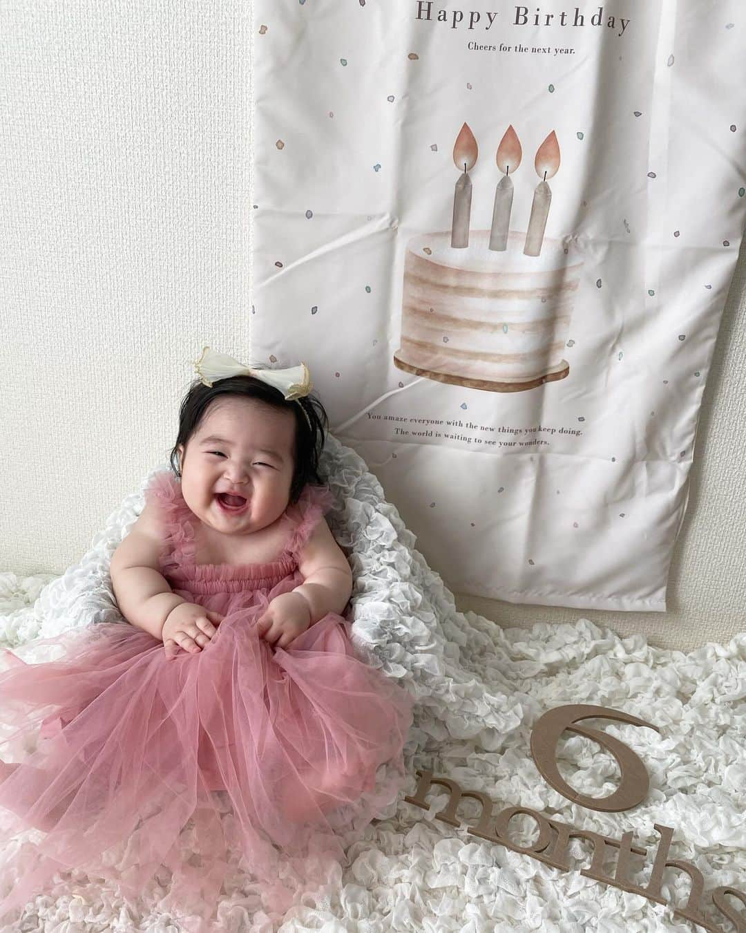 小泉留菜さんのインスタグラム写真 - (小泉留菜Instagram)「👶🏻🎀 . . 20231205 . . 詩ちゃんハーフバースデー🎂🎉✨ . . ☑︎離乳食始まり今の所問題なくクリア ☑︎りんご好き🍎 ☑︎すでにもっとちょうだいで泣く ☑︎オムツMパンツデビュー ☑︎1人座りできる(姿勢悪いけど) ☑︎便秘気味💩 ☑︎お気に入りのおもちゃは風船🎈とマラカス🪇 ☑︎お兄ちゃんがツボ ☑︎よだれ増えた🤤 ☑︎立ち支えてるけど足がしっかりしてる(早く歩きそう) . . 生まれてから半年、早すぎる、、、😂😂 離乳食も始まって、1人座りもできるように😉✨ そろそろ2回食にしないとだなぁ〜 離乳食はモリモリ食べてて今の所何も問題はないけど このムチムチは果たして落ちるのか？、、と ちょっと不安😉🫶🏻笑 . . 我が家の癒し系アイドルちゃん🤤🎀 改めておめでとう🤍🩵 うーちゃんのママにしてくれて幸せをありがとうね😌💞 . . いっぱいお写真撮ったから連続で載せます🥹🌈 #ハーフバースデー #バースデー #harfbirthday #🎂  #3歳 #3歳男の子 #3歳児 #ママ #男の子ママ #ママスタグラム #25歳ママ #口唇口蓋裂 #関東ママ #埼玉ママ #第二子 #赤ちゃん #ベビー #baby #女の子ママ #2児ママ #0歳 #0歳児 #0歳児ママ #兄妹  #生後6ヶ月 #6ヶ月ベビー #6ヶ月」12月7日 20時15分 - runa_tyobin