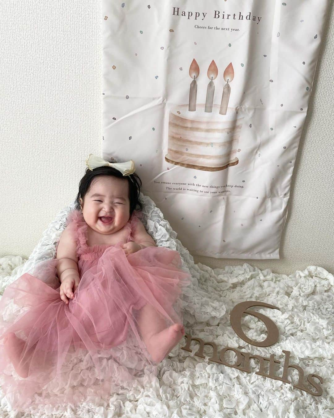 小泉留菜さんのインスタグラム写真 - (小泉留菜Instagram)「👶🏻🎀 . . 20231205 . . 詩ちゃんハーフバースデー🎂🎉✨ . . ☑︎離乳食始まり今の所問題なくクリア ☑︎りんご好き🍎 ☑︎すでにもっとちょうだいで泣く ☑︎オムツMパンツデビュー ☑︎1人座りできる(姿勢悪いけど) ☑︎便秘気味💩 ☑︎お気に入りのおもちゃは風船🎈とマラカス🪇 ☑︎お兄ちゃんがツボ ☑︎よだれ増えた🤤 ☑︎立ち支えてるけど足がしっかりしてる(早く歩きそう) . . 生まれてから半年、早すぎる、、、😂😂 離乳食も始まって、1人座りもできるように😉✨ そろそろ2回食にしないとだなぁ〜 離乳食はモリモリ食べてて今の所何も問題はないけど このムチムチは果たして落ちるのか？、、と ちょっと不安😉🫶🏻笑 . . 我が家の癒し系アイドルちゃん🤤🎀 改めておめでとう🤍🩵 うーちゃんのママにしてくれて幸せをありがとうね😌💞 . . いっぱいお写真撮ったから連続で載せます🥹🌈 #ハーフバースデー #バースデー #harfbirthday #🎂  #3歳 #3歳男の子 #3歳児 #ママ #男の子ママ #ママスタグラム #25歳ママ #口唇口蓋裂 #関東ママ #埼玉ママ #第二子 #赤ちゃん #ベビー #baby #女の子ママ #2児ママ #0歳 #0歳児 #0歳児ママ #兄妹  #生後6ヶ月 #6ヶ月ベビー #6ヶ月」12月7日 20時15分 - runa_tyobin