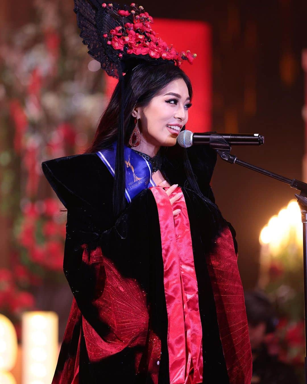 絹野志朋さんのインスタグラム写真 - (絹野志朋Instagram)「🇯🇵 Japan National Costume👘❤️  I was wearing a Japanese kimono silhouette costume like a black butterfly🦋🖤  There are two remarkable features, one is a handwritten calligraphy on the inside, and the other is beautiful back side with goldfishes swimming upwards gracefully.  日本の着物からインスピレーションを得たシルエットに、蝶のような美しいおびれ、優雅に泳ぐ日本の金魚が１つ１つ手作業で描かれています。素晴らしいナショナルコスチュームを着る機会を頂けたこと、心から感謝致します。  Special thanks. @erina_hanawa_japan   Designer. @fumikadualk @dualk__official   ＿＿＿＿＿＿＿＿＿＿＿＿＿＿＿＿＿＿＿＿＿＿＿＿  🇲🇾Nov 15th ~ Dec 5th Road For @misscosmoworld   National account @misscosmoworldjapan  Organizer @japan_beauty_ambassador  National director @aya_kiyota   #MissCosmoWorld #MissCosmoWorld2023 #MissCosmoWorldJapan #BeautyPageants @missosologyjapan @missosology_org」12月7日 20時15分 - shihok0414