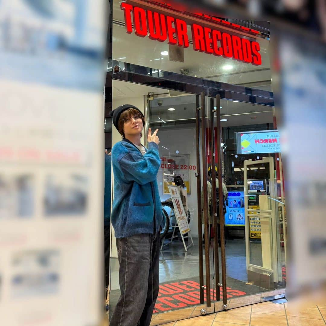 伊野尾慧さんのインスタグラム写真 - (伊野尾慧Instagram)「⁡  タワーレコード渋谷店へ！！⁡ Hey!Say!JUMPの衣装展を見てきたよ⁡ 推しとも写真がとれて幸せ！！⁡ 衣装は汗の匂いも感じた⁡ みんなも行ってみてね⁡ ⁡ ⁡ #推し活⁡ #山田涼介⁡」12月7日 20時15分 - kei_inoo.0622