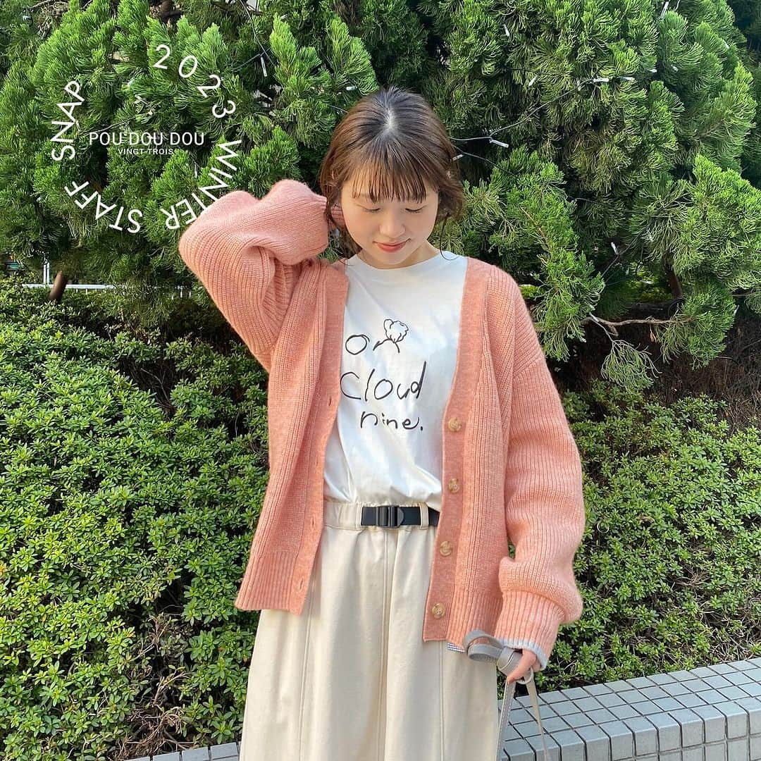 POUDOUDOUofficialのインスタグラム：「. STAFF SNAP！  程よくあいたVネックとやわらかい肌触りが 魅力的なカーディガン。 程よい厚みの畦編みで、 体のラインを拾いにくいリラクシーなシルエットです。   さりげない袖口の配色使いもポイント◎   鮮やかなカラーバリエーションで4色ご用意しております。  ---------------------------------------- ✓畦編みVネックニットカーディガン color：OATMEAL/PINK/BLUE/LIGHT BLUE ----------------------------------------    ■staff こんどう(156cm)  @pdd_kon  新宿ミロード店   ■staff なかむら(154cm)  @pdd_nkmr  新宿ミロード店    #poudoudou #プードゥドゥ #pdd23 #coo_online #staffsnap #winterコーデ #knitコーデ」