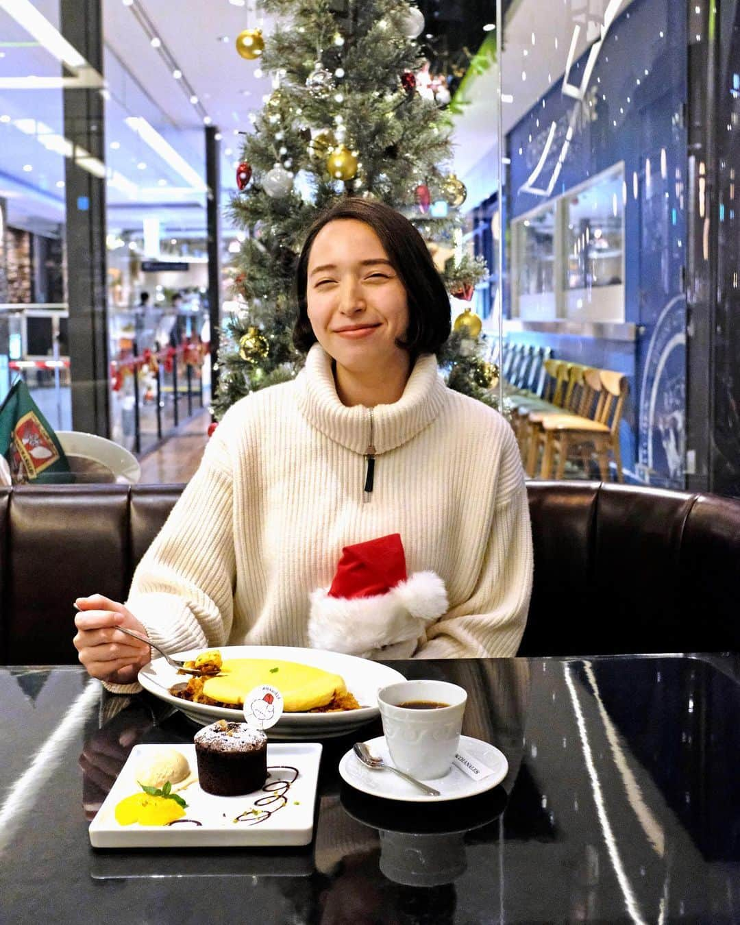 斉藤アリスさんのインスタグラム写真 - (斉藤アリスInstagram)「渋谷ヒカリエの「CAFÉ AUX BACCHANALES」でクリスマス限定メニューをいただいてきました🎄 @shibuyahikarie_official   温かいフォンダンショコラから キャラメルソースがとろり💓  平日ランチ限定のスフレオムライスも一緒に。 クリスマスを一足お先に堪能しました✨  📍キャラメルフォンダンショコラ  キャラメルアイス添え(700円) １日20食限定 CAFÉ AUX BACCHANALES (カフェ オーバカナル)  渋谷ヒカリエ 7階 03-3797-3900  ヒカリエ館内はすでにクリスマスムード🎄 今年のクリスマスのテーマは「Christmas CIRCUS」。 クリスマスの妖精HikariELF（ヒカリエルフ）が サーカスパフォーマンスをしているフォトスポットが 館内の至る所に設置されているよ。  館内のヒカリエルフを写真に撮って 12月13日までにInstagramに投稿すると 抽選でキャピトルホテルや セルリアンタワーのペア宿泊券や 雑貨、ヒカリエルフのぬいぐるみなどが 当たるキャンペーンを実施中です💝  私が手にもっているかわいいぬいぐるみ、 ヒカリエルフが当たるらしいですよ♪  ＃HikariELFをつけて、ぜひ参加してくださいね。 下記のオフィシャルアカウントの フォローもお忘れなく↓↓ @shibuyahikarie_official @hikarie_shinqs  ※今回はHanakoラボメンバーとして特別に 渋谷ヒカリエさんからぬいぐるみを お借りして撮影しています。  #PR #HikariELF #ヒカリエルフ #渋谷ヒカリエ #渋谷 #shibuya #xmas2023 #渋谷クリスマス #ヒカリエ　#渋谷ヒカリエ #shibuyahikarie  #渋谷デート #クリスマス2023 #フォンダンショコラ #AUXBACCHANALES  #オーバカナル #インスタキャンペーン #投稿キャンペーン #プレゼントキャンペーン」12月7日 20時08分 - cafeali